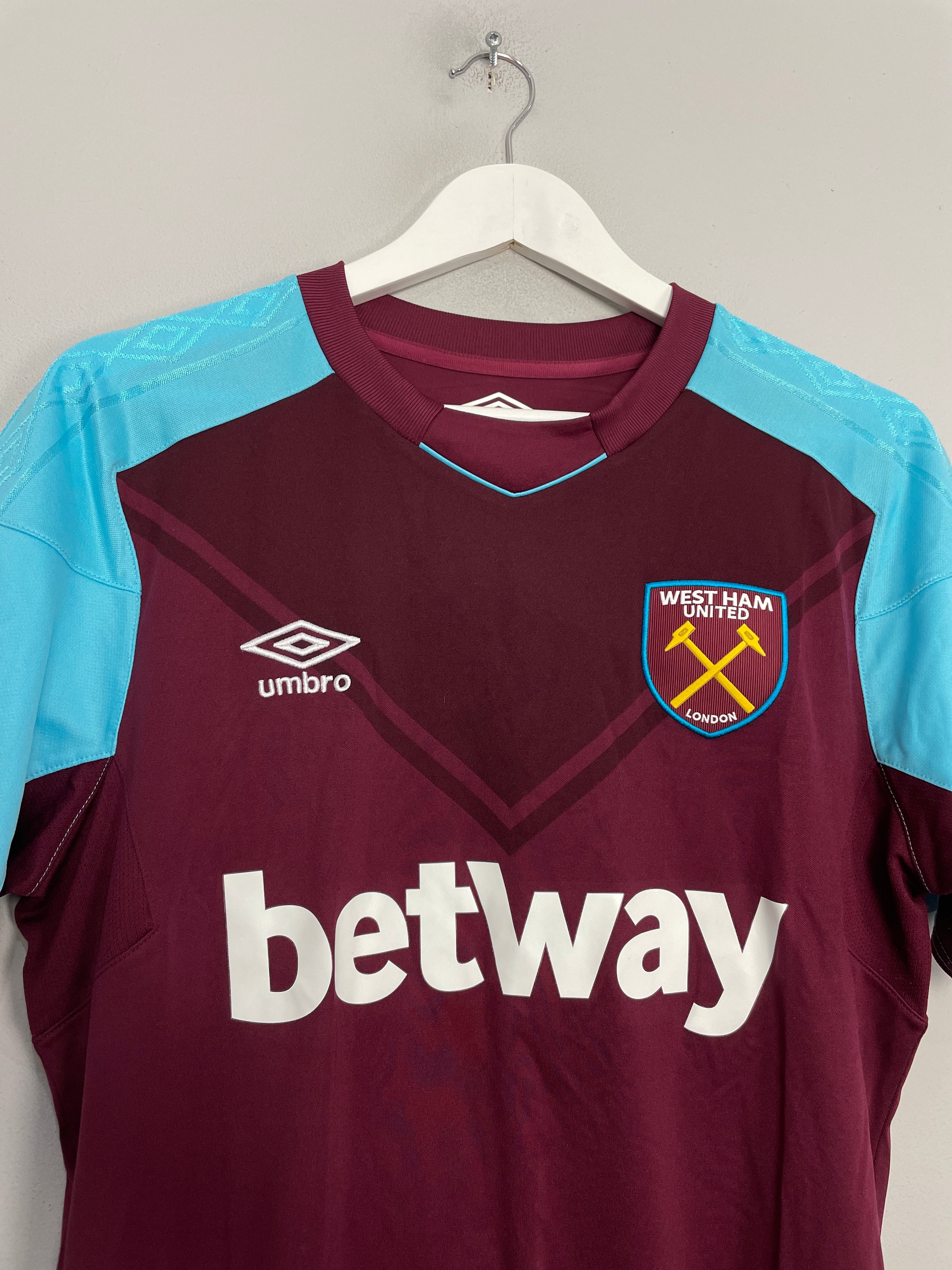 Shop 2017/18 WEST HAM CHICHARITO #17 HOME SHIRT (M) UMBRO, classic football shirts, vintage football shirts & retro soccer jerseys at Cult Kits