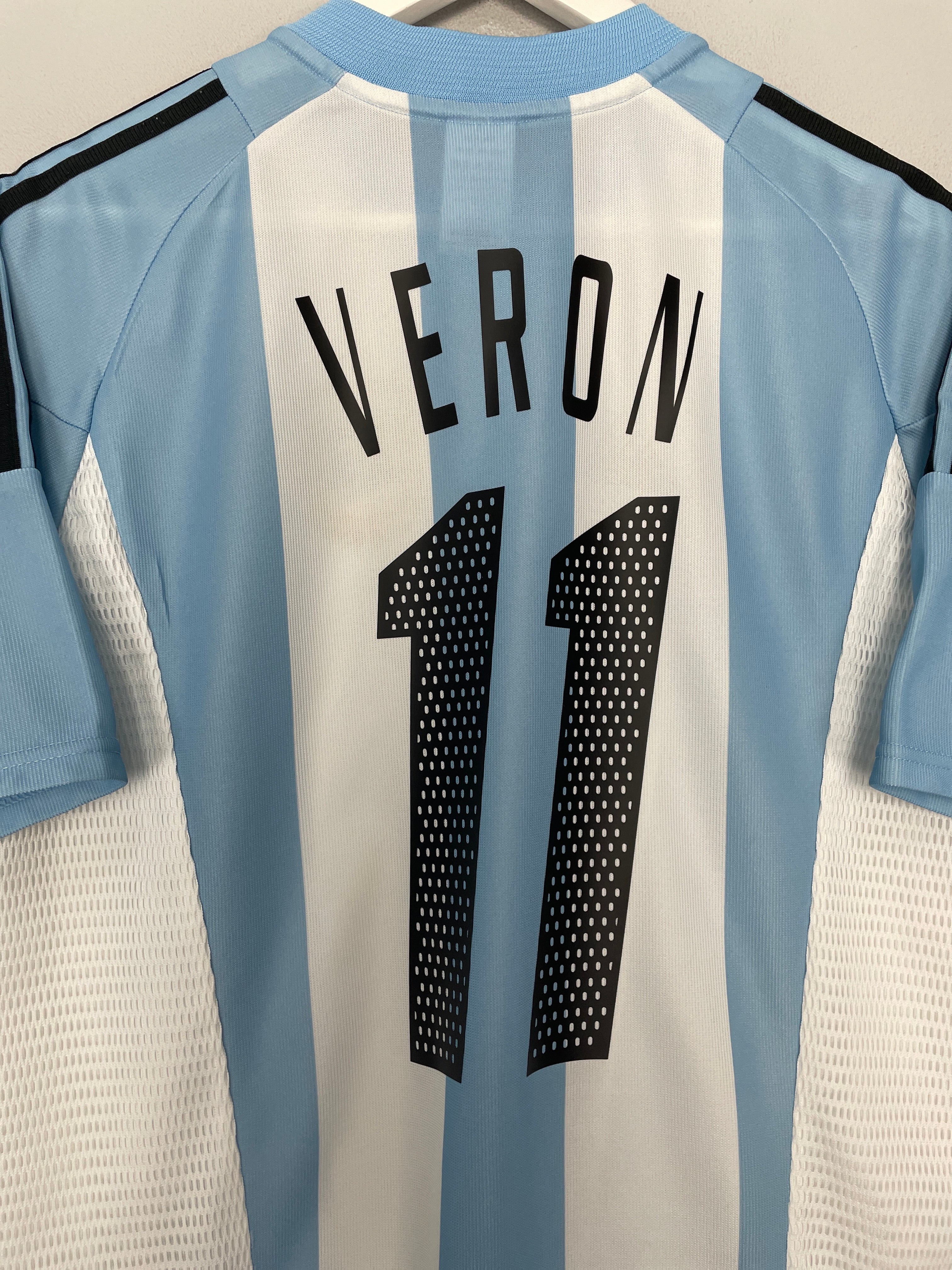 Shop 2002/04 ARGENTINA VERON #11 HOME SHIRT (M) ADIDAS, classic football shirts, vintage football shirts & retro soccer jerseys at Cult Kits