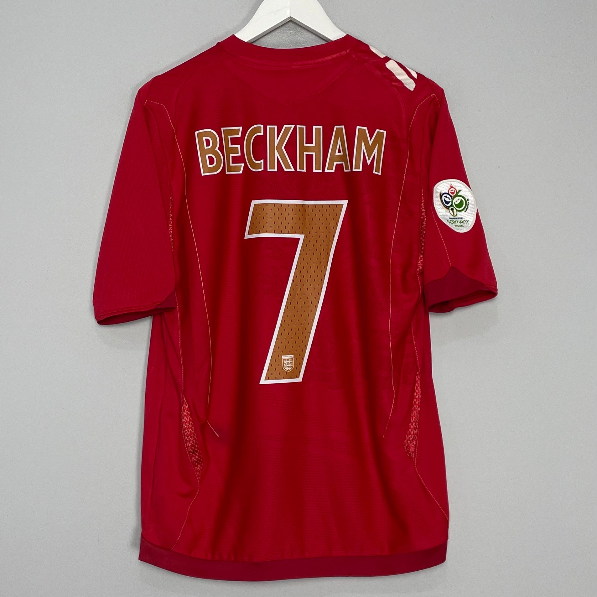 Shop 2006/08 ENGLAND BECKHAM #7 AWAY SHIRT (M) UMBRO, classic football shirts, vintage football shirts & retro soccer jerseys at Cult Kits