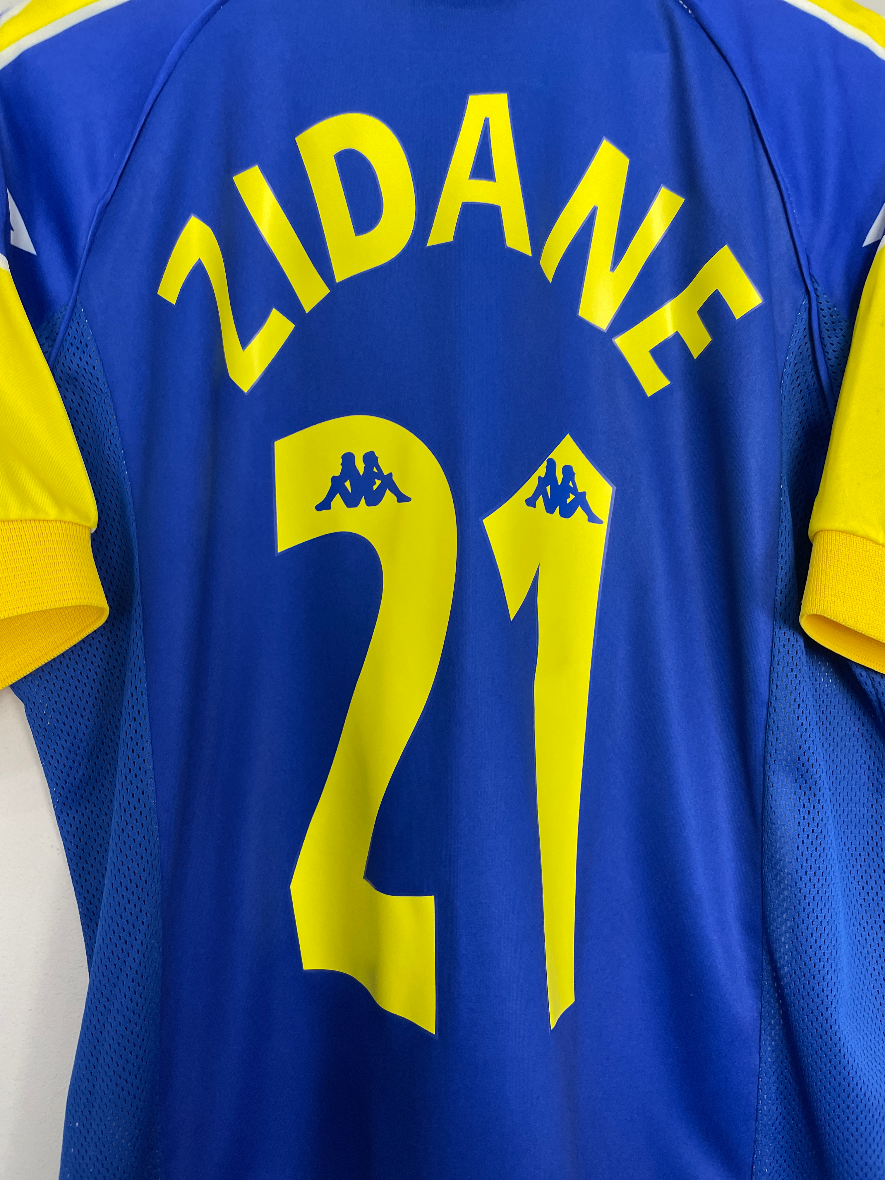 Shop 1997/98 JUVENTUS ZIDANE #21 *BNWT* THIRD SHIRT (M) KAPPA, classic football shirts, vintage football shirts & retro soccer jerseys at Cult Kits