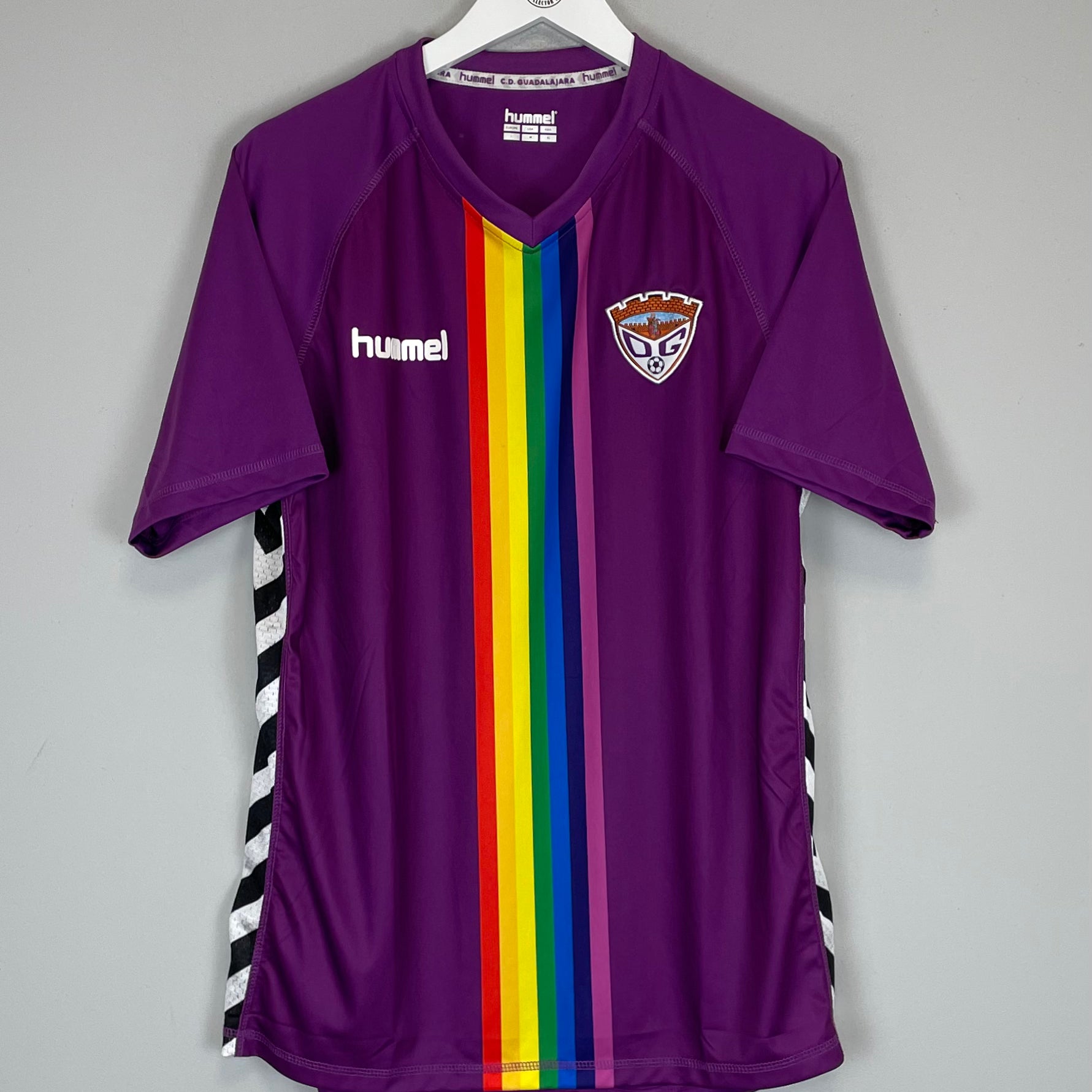 Shop 2015/16 CD GUADALAJARA HOME SHIRT (L) HUMMEL, classic football shirts, vintage football shirts & retro soccer jerseys at Cult Kits