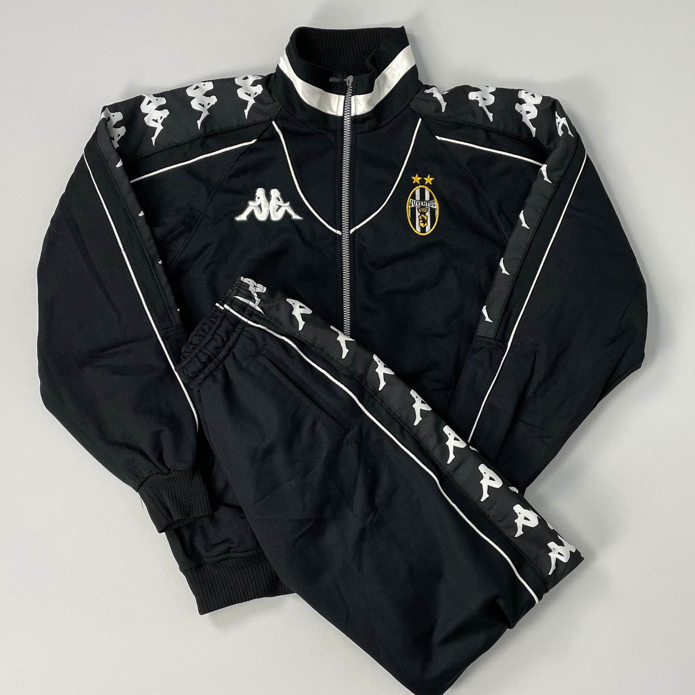 Shop 1999/00 JUVENTUS FULL TRACKSUIT (XXL) KAPPA, classic football shirts, vintage football shirts & retro soccer jerseys at Cult Kits