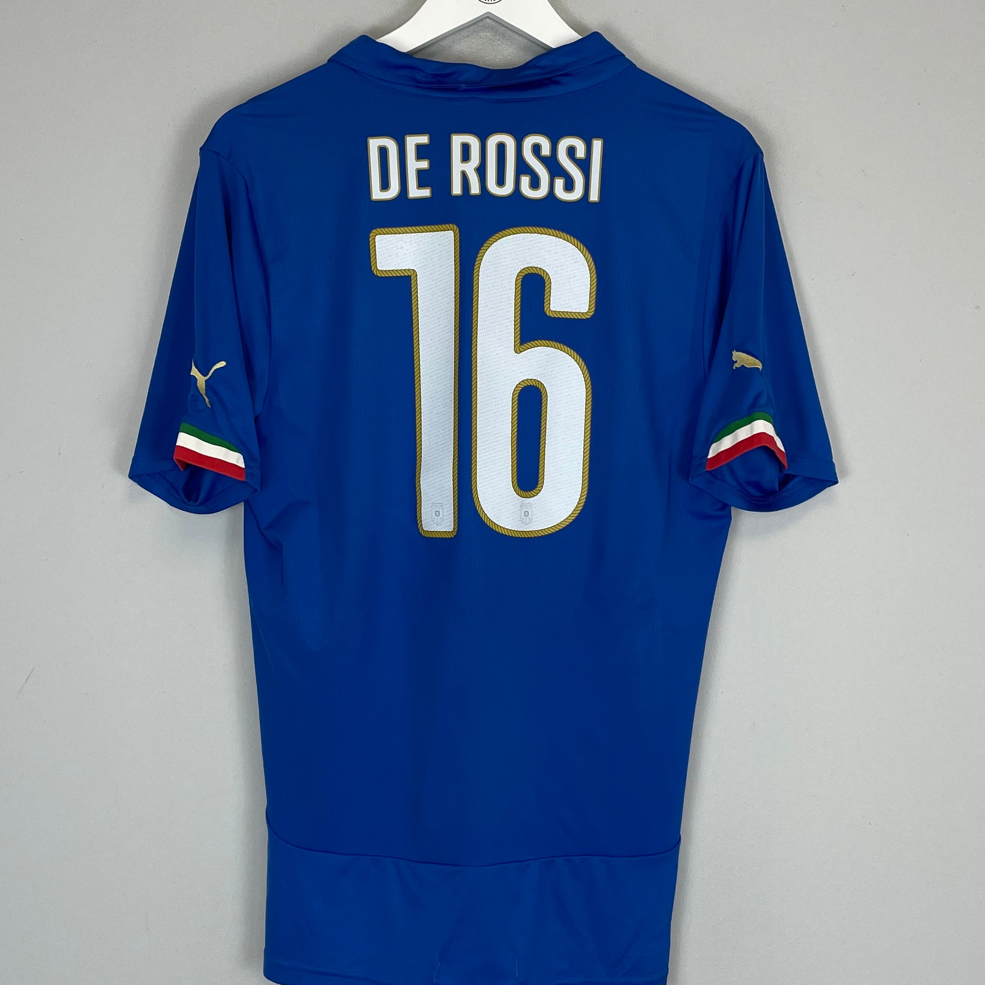 Shop 2014/15 ITALY DE ROSSI #16 HOME SHIRT (L) PUMA, classic football shirts, vintage football shirts & retro soccer jerseys at Cult Kits