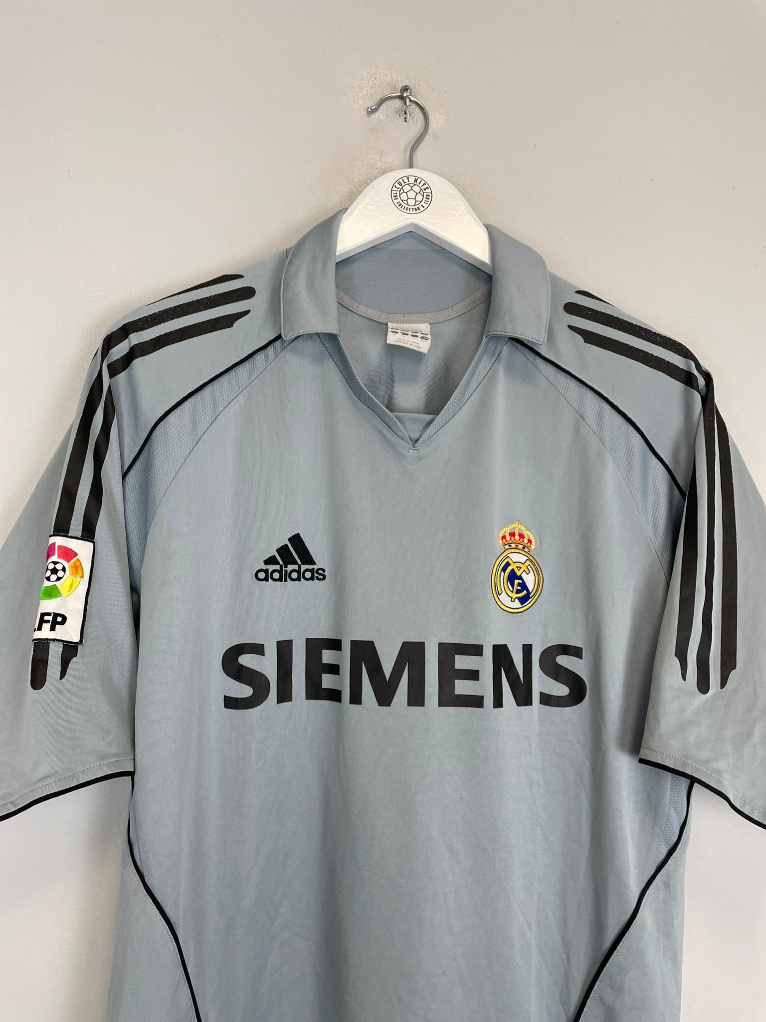2005/06 Real Madrid Ronaldo #9 third shirt by Adidas, medium size, vintage football shirt in very good condition.