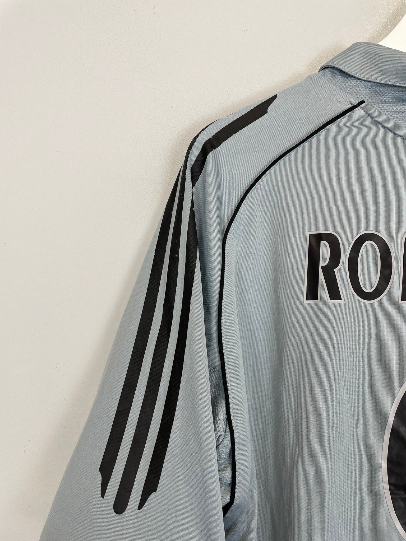 2005/06 Real Madrid Ronaldo #9 third shirt shoulder detail with Adidas stripes, vintage football shirts.