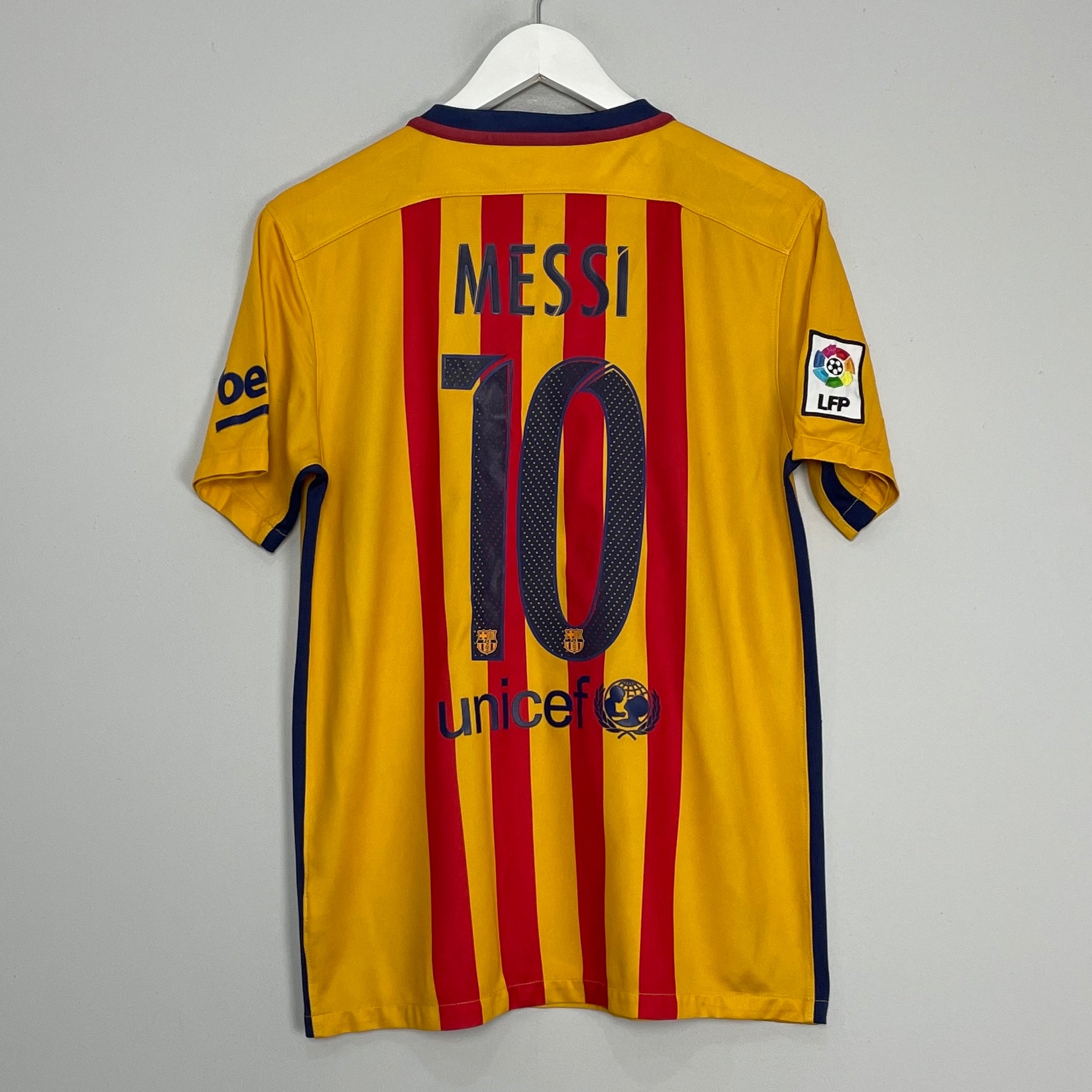 Shop 2015/16 BARCELONA MESSI #10 AWAY SHIRT (M) NIKE, classic football shirts, vintage football shirts & retro soccer jerseys at Cult Kits