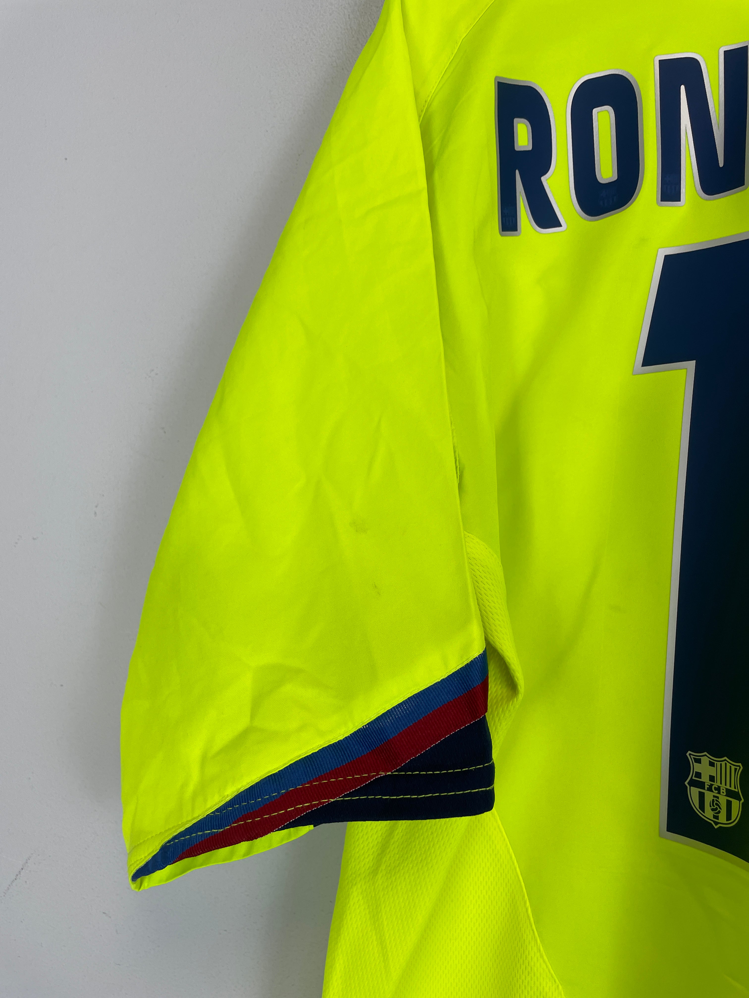 Shop 2005/06 BARCELONA RONALDINHO #10 AWAY SHIRT (XL) NIKE, classic football shirts, vintage football shirts & retro soccer jerseys at Cult Kits