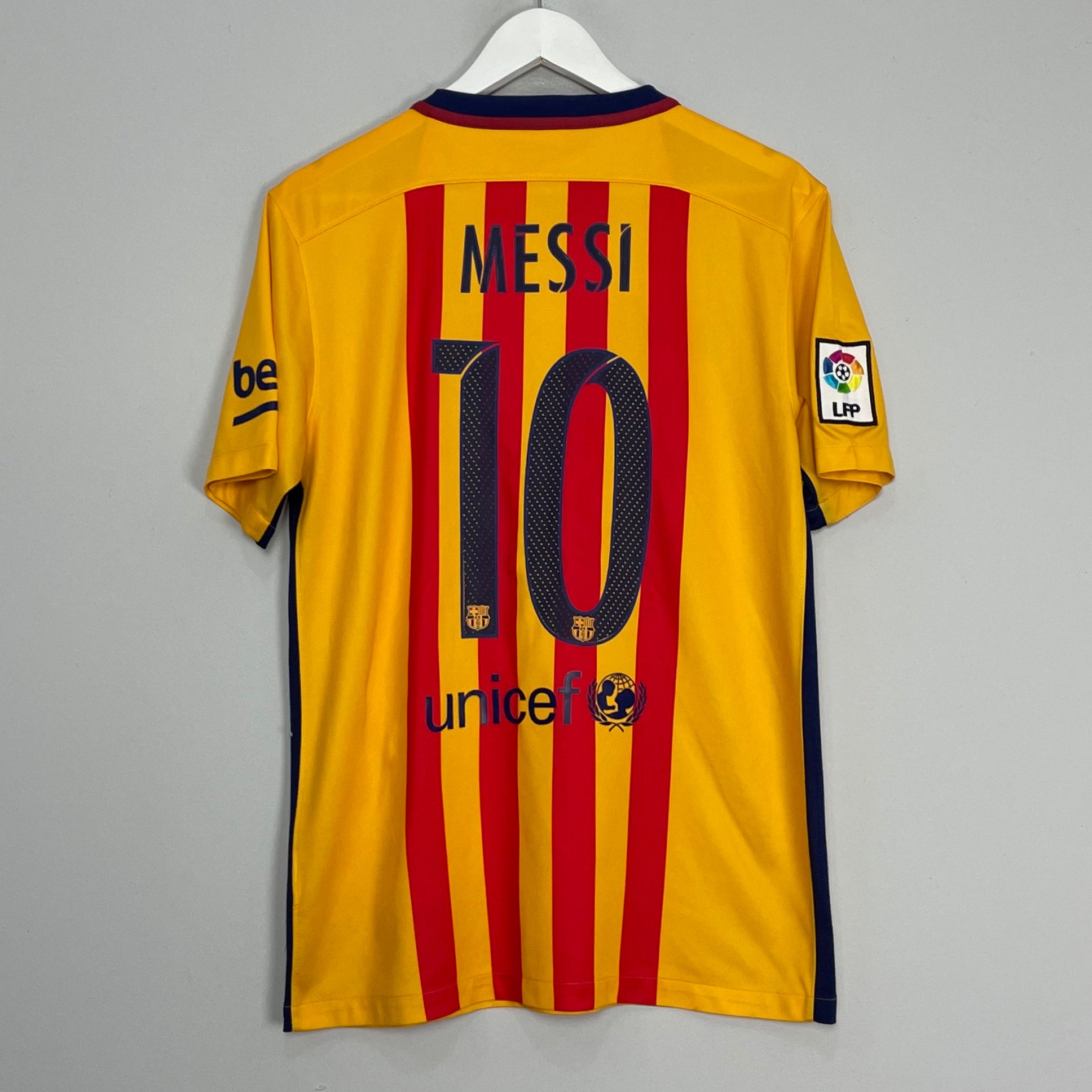 Shop 2015/16 BARCELONA MESSI #10 AWAY SHIRT (M) NIKE, classic football shirts, vintage football shirts & retro soccer jerseys at Cult Kits