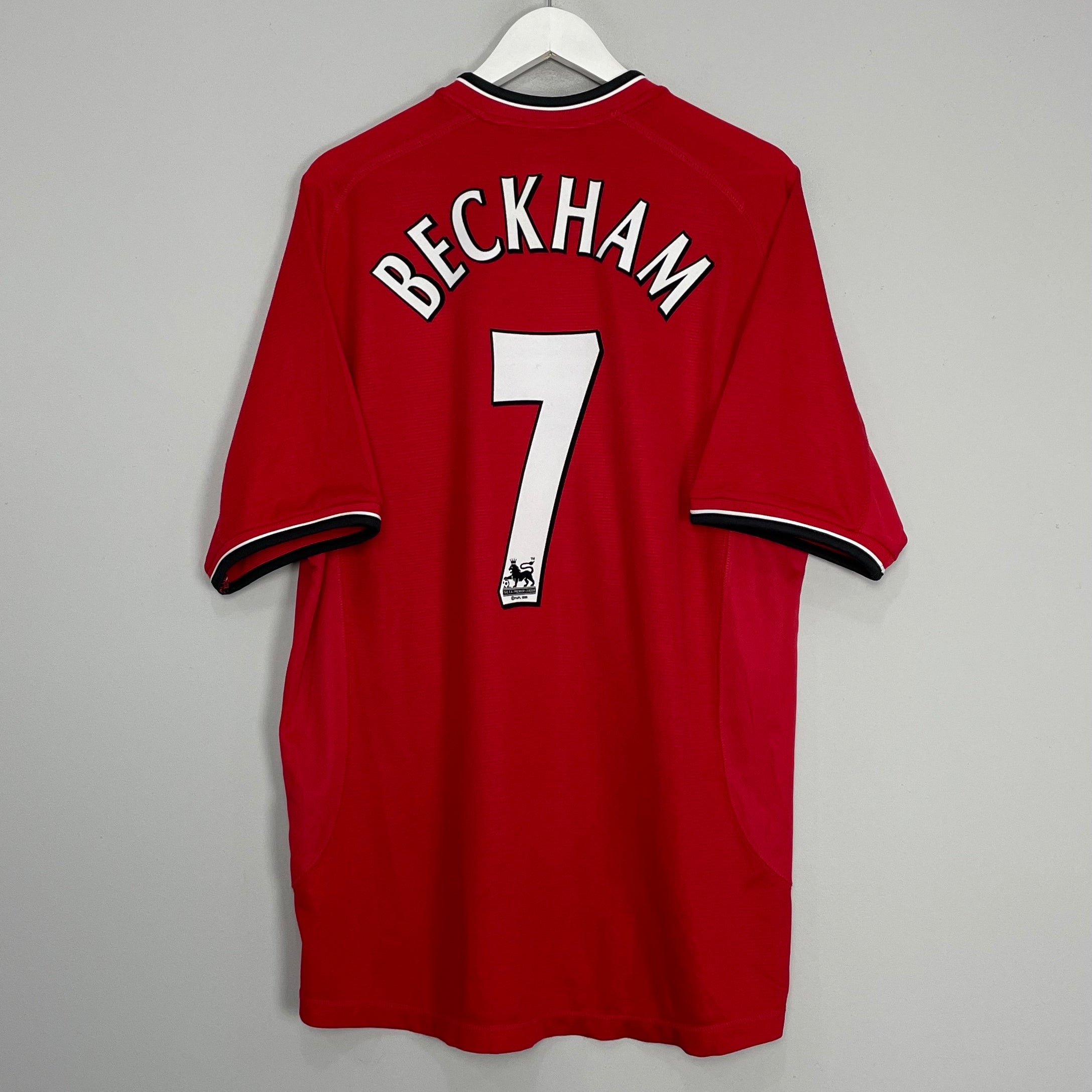Shop 2000/02 MANCHESTER UNITED BECKHAM #7 HOME SHIRT (XL) UMBRO, classic football shirts, vintage football shirts & retro soccer jerseys at Cult Kits