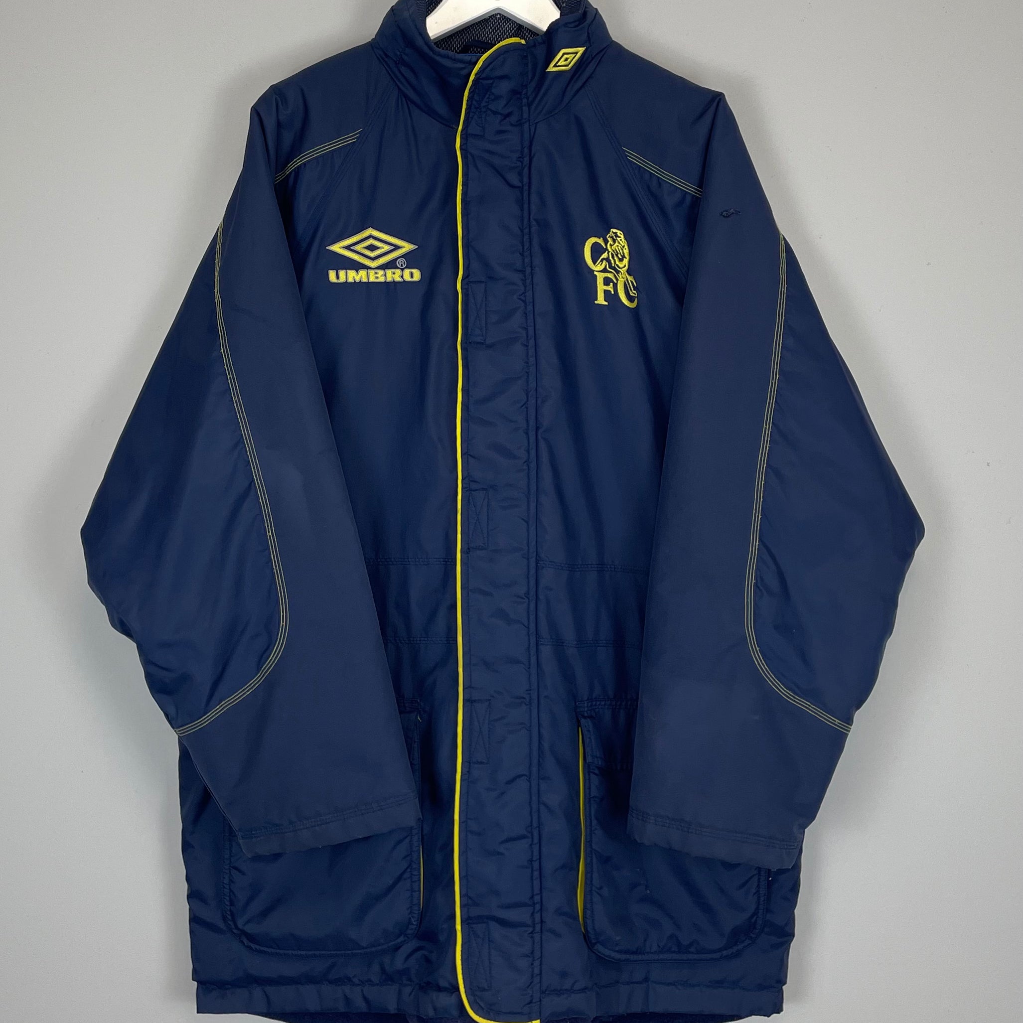 Shop 1998/99 CHELSEA BENCH COAT (L) UMBRO, classic football shirts, vintage football shirts & retro soccer jerseys at Cult Kits