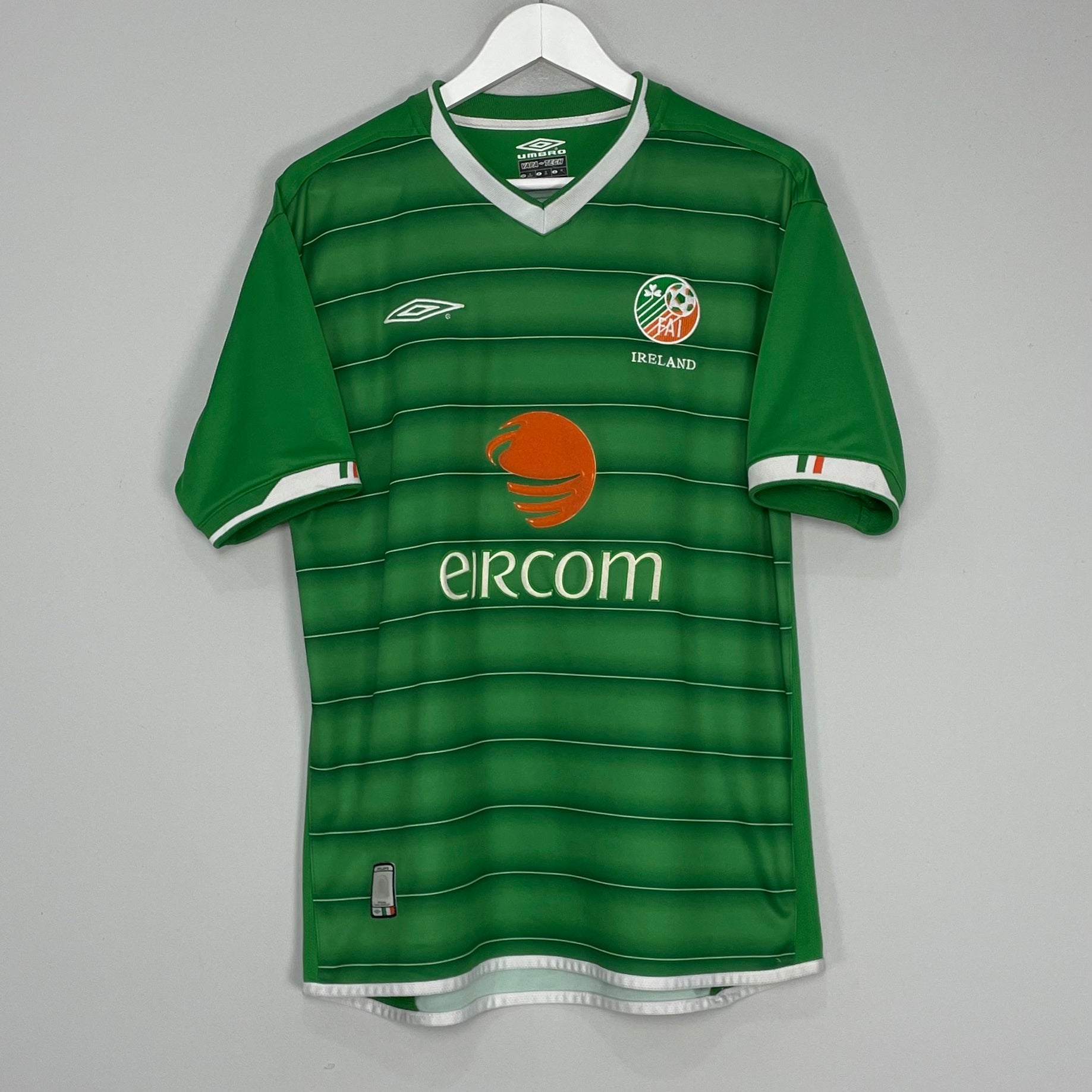 Shop 2003/04 IRELAND HOME SHIRT (M) UMBRO, classic football shirts, vintage football shirts & retro soccer jerseys at Cult Kits