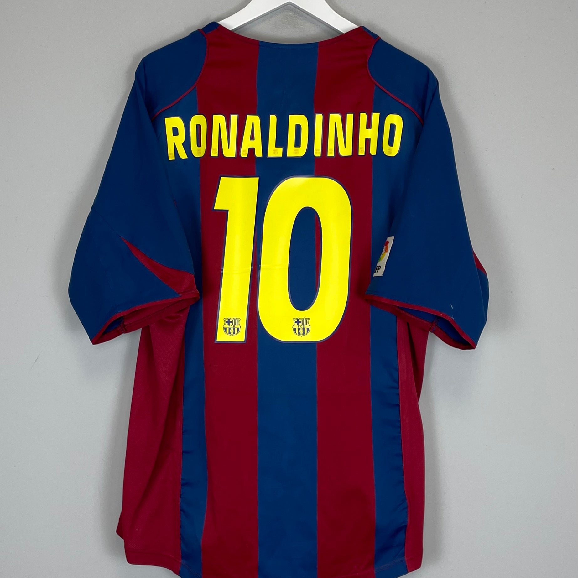 2004/05 BARCELONA RONALDINHO #10 HOME SHIRT (XL) NIKE – Cult Kits