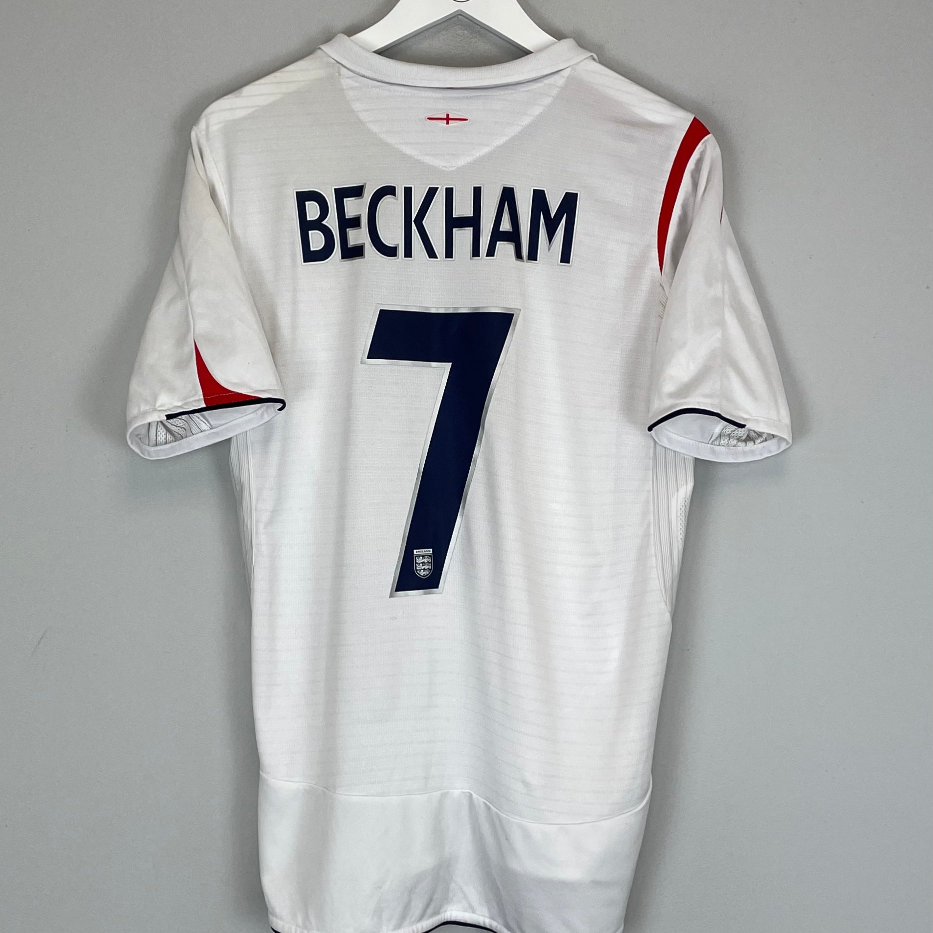 Shop 2007/09 ENGLAND BECKHAM #7 HOME SHIRT (M) UMBRO, classic football shirts, vintage football shirts & retro soccer jerseys at Cult Kits