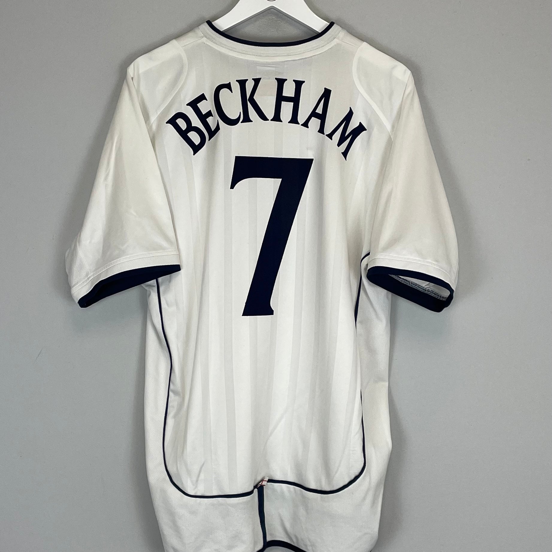 Shop 2001/03 ENGLAND BECKHAM #7 HOME SHIRT (XL) UMBRO, classic football shirts, vintage football shirts & retro soccer jerseys at Cult Kits