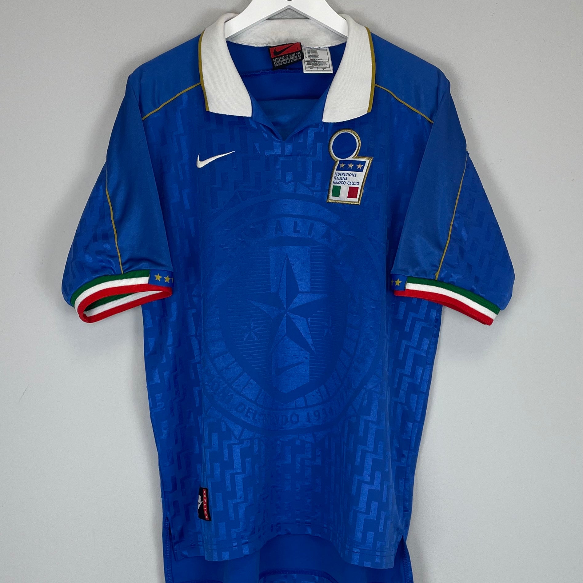 Shop 1995/96 ITALY HOME SHIRT (L) NIKE, classic football shirts, vintage football shirts & retro soccer jerseys at Cult Kits