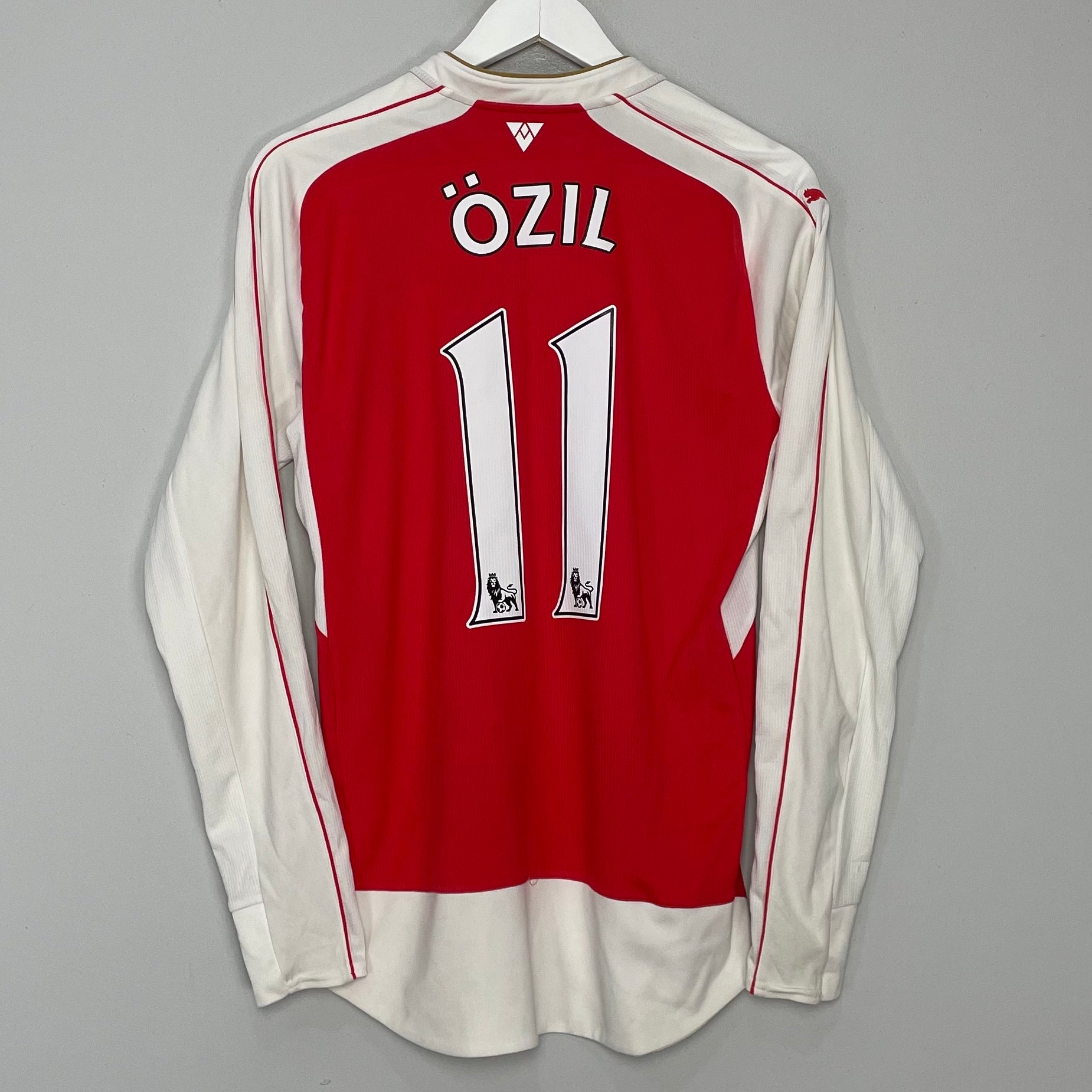 Shop 2015/16 ARSENAL OZIL #11 L/S HOME SHIRT (M) PUMA, classic football shirts, vintage football shirts & retro soccer jerseys at Cult Kits