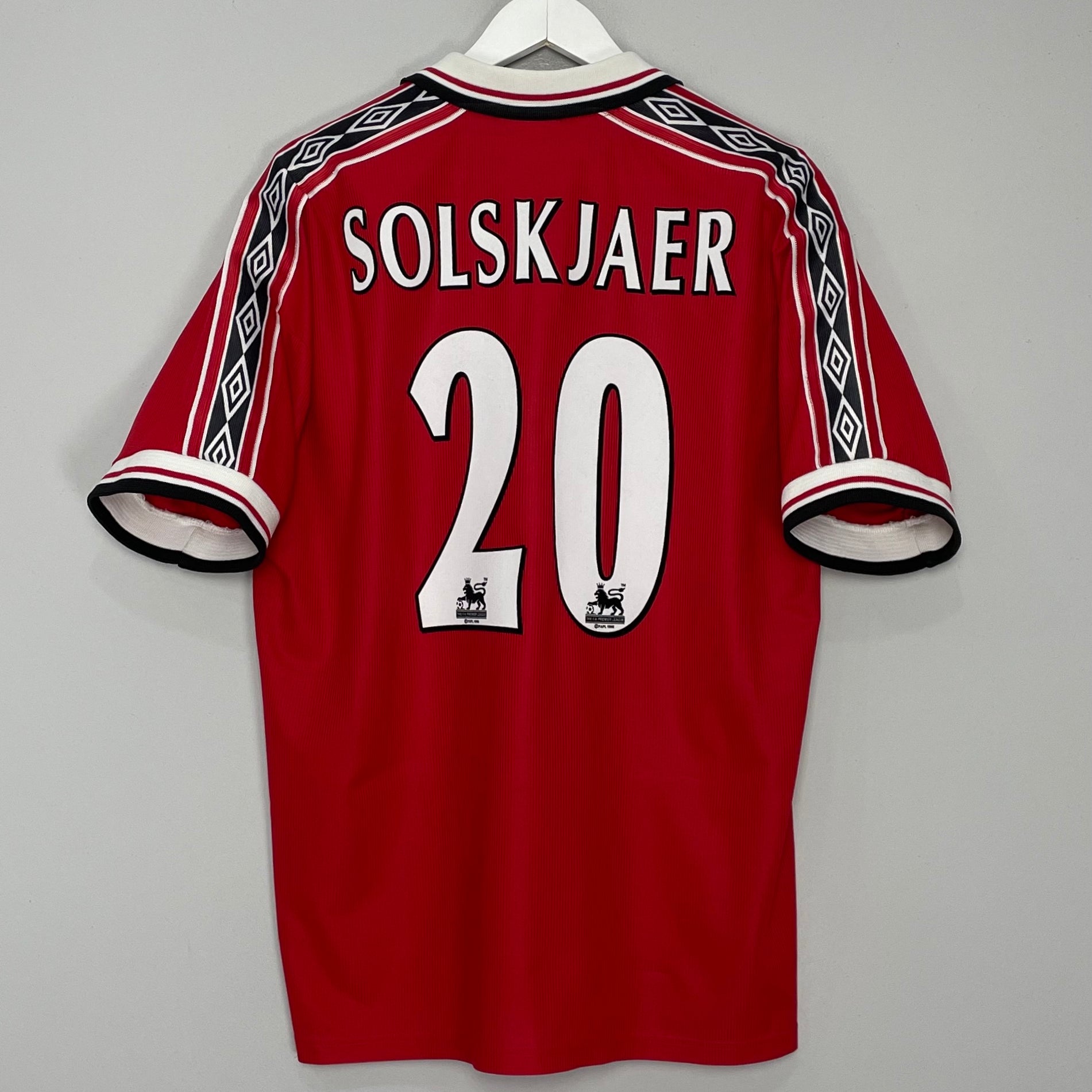 Shop 1998/00 MANCHESTER UNITED SOLSKJAER #20 HOME SHIRT (XL) UMBRO, classic football shirts, vintage football shirts & retro soccer jerseys at Cult Kits