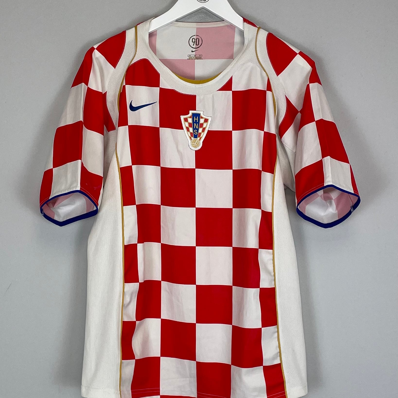 Shop 2004/06 CROATIA HOME SHIRT (M) NIKE, classic football shirts, vintage football shirts & retro soccer jerseys at Cult Kits