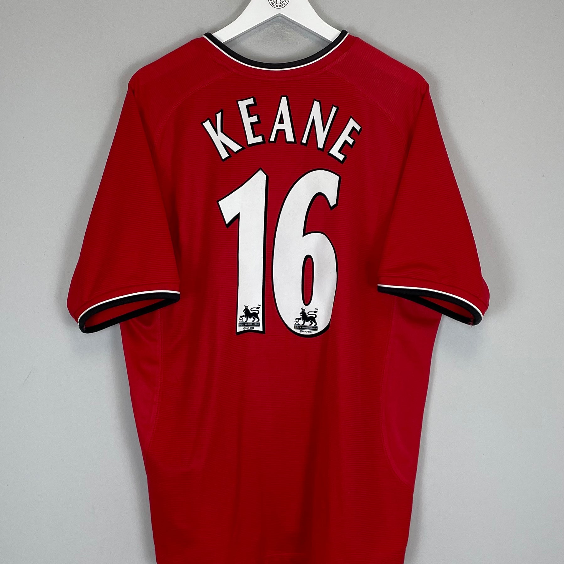 Shop 2000/02 MANCHESTER UNITED KEANE #16 HOME SHIRT (XL) UMBRO, classic football shirts, vintage football shirts & retro soccer jerseys at Cult Kits