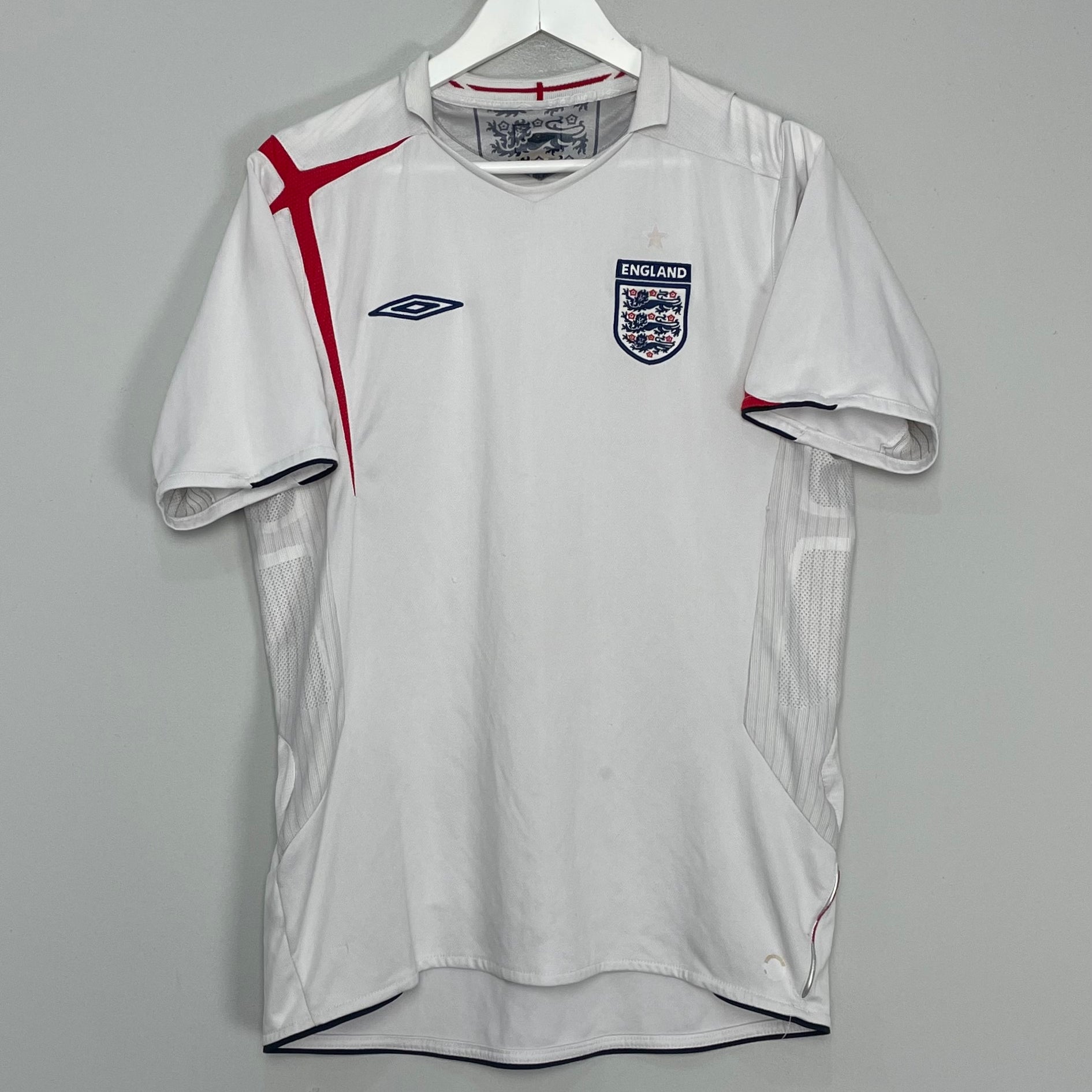Shop 2005/07 ENGLAND HOME SHIRT (M) UMBRO, classic football shirts, vintage football shirts & retro soccer jerseys at Cult Kits