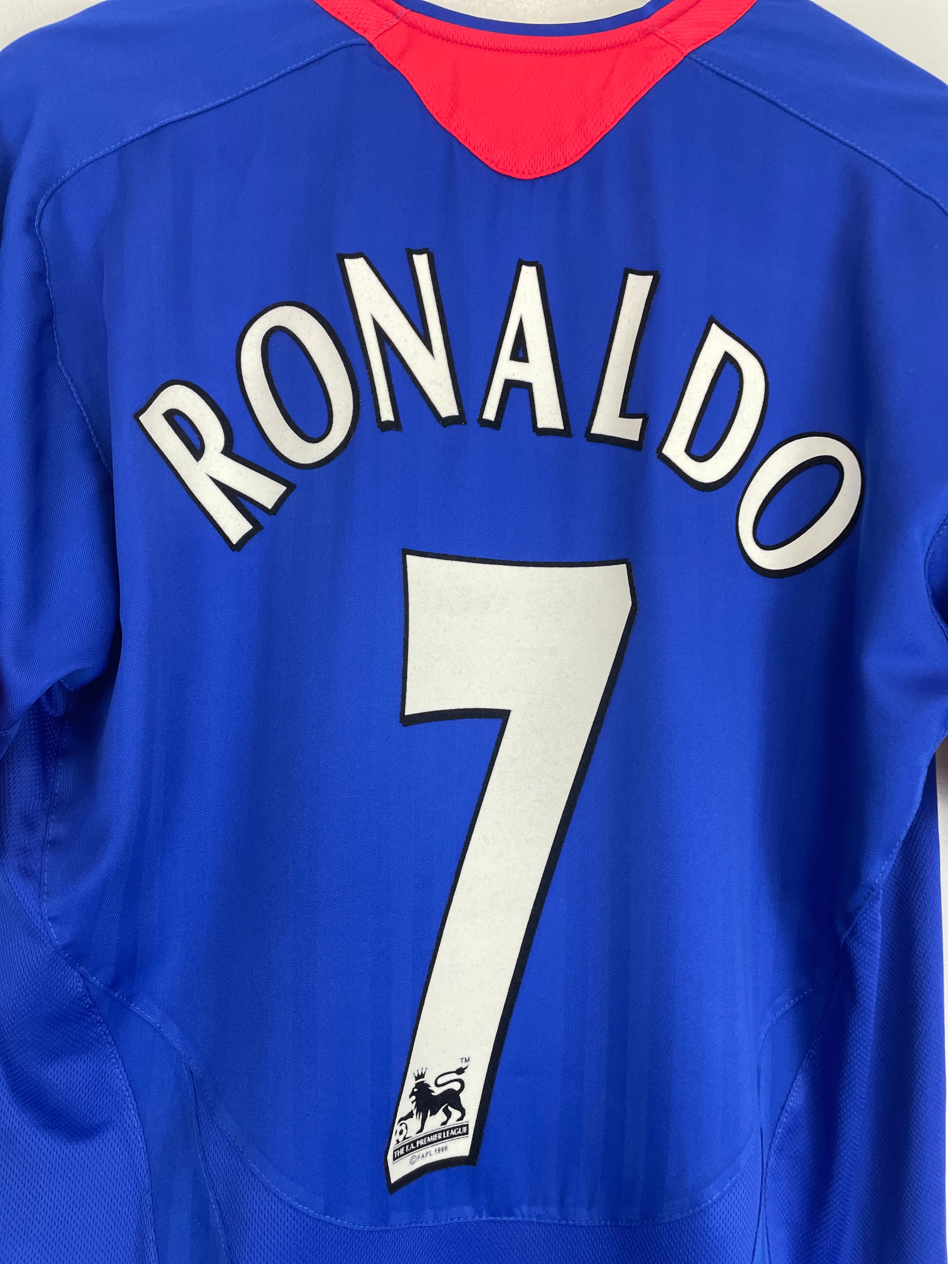 Shop 2005/06 MANCHESTER UNITED RONALDO #7 AWAY SHIRT (L) NIKE, classic football shirts, vintage football shirts & retro soccer jerseys at Cult Kits