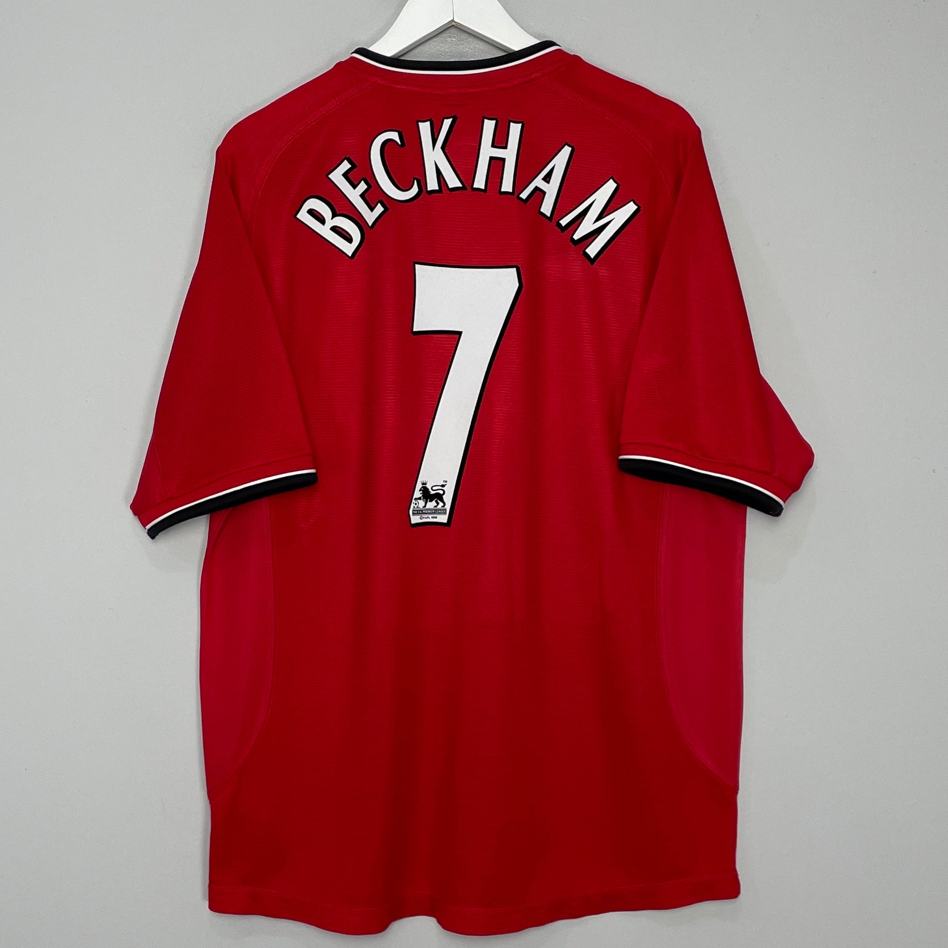 Shop 2000/02 MANCHESTER UNITED BECKHAM #7 HOME SHIRT (XL) UMBRO, classic football shirts, vintage football shirts & retro soccer jerseys at Cult Kits