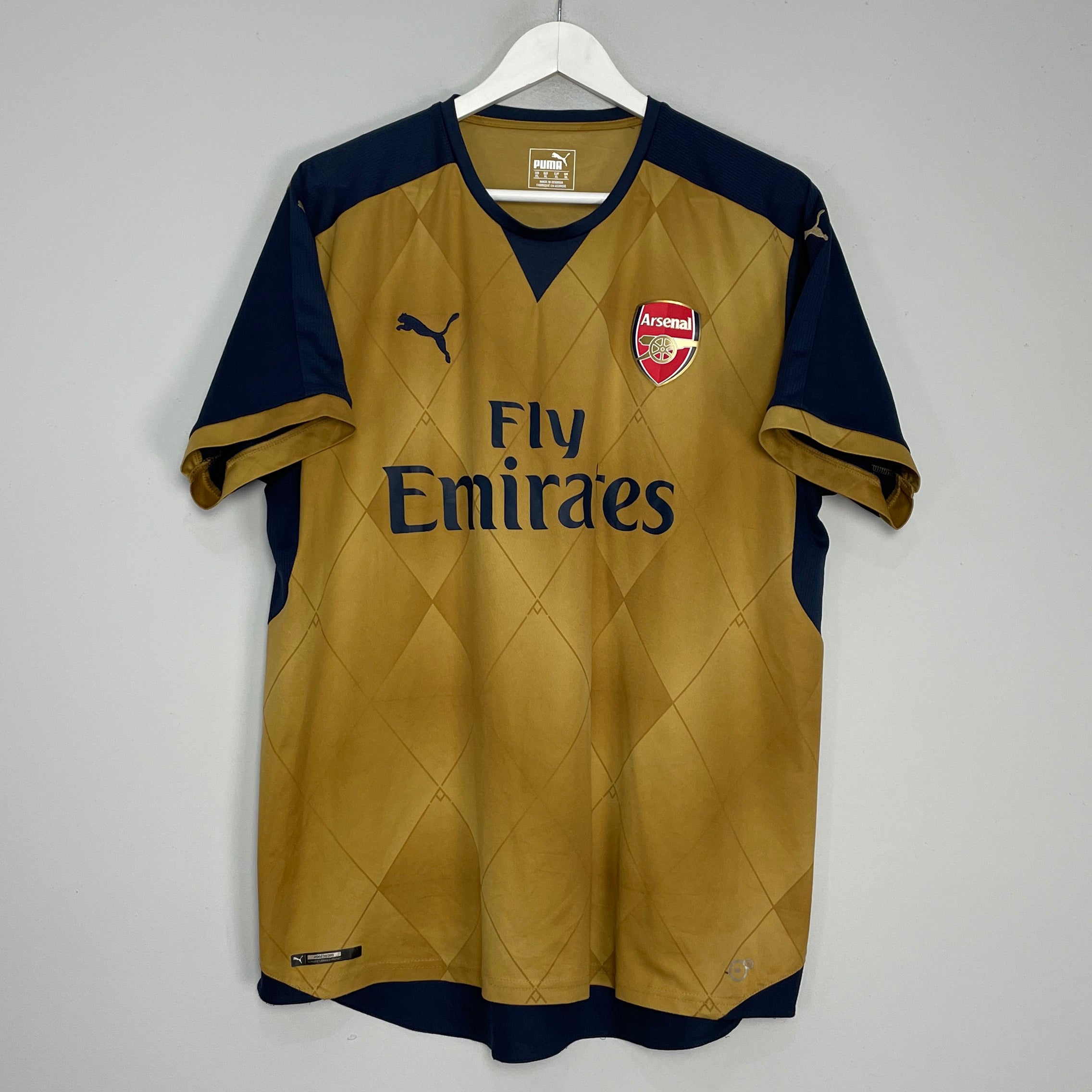 Shop 2015/16 ARSENAL AWAY SHIRT (XL) PUMA, classic football shirts, vintage football shirts & retro soccer jerseys at Cult Kits