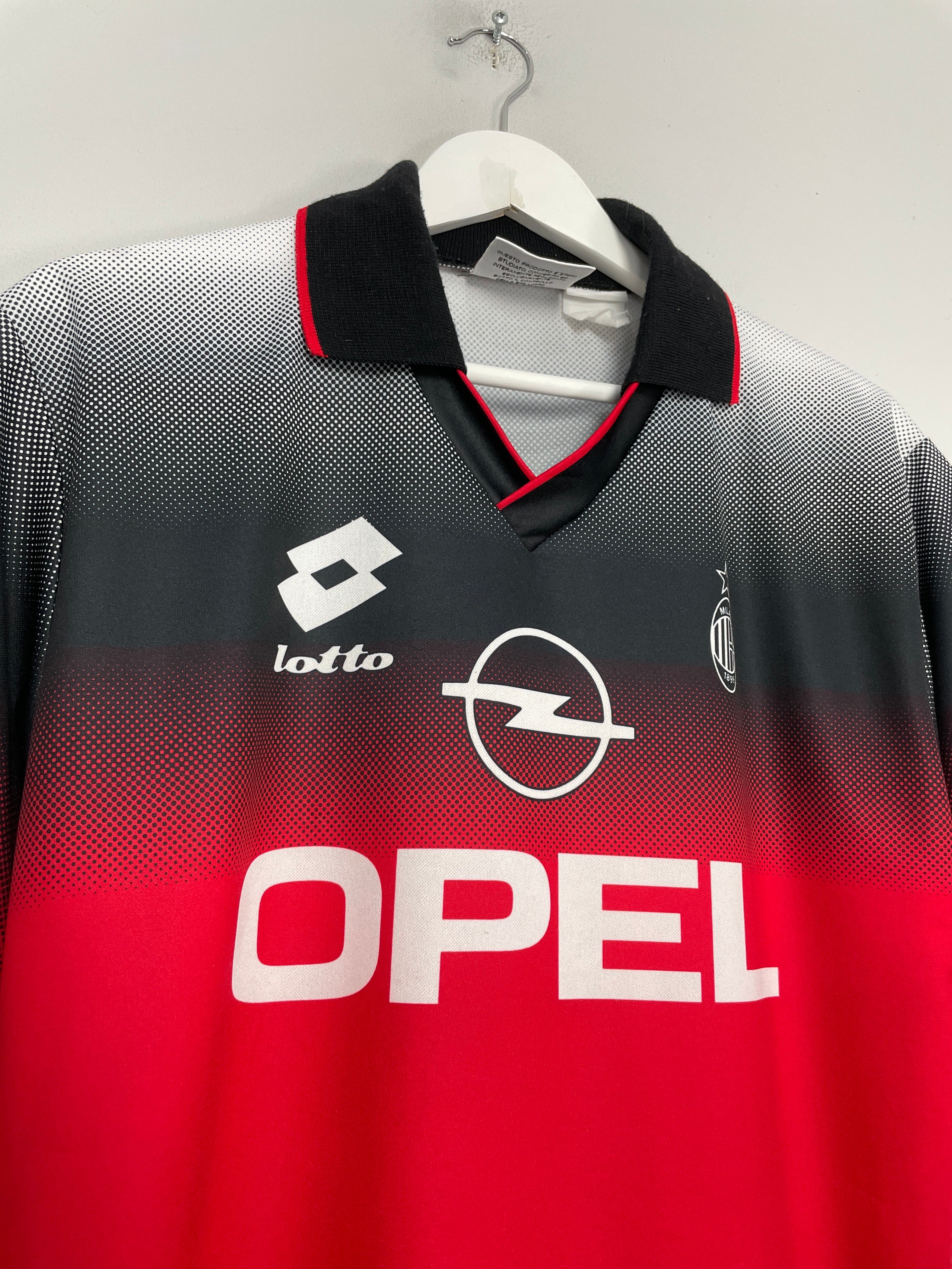 Shop 1995/96 AC MILAN TRAINING SHIRT (M) LOTTO, classic football shirts, vintage football shirts & retro soccer jerseys at Cult Kits