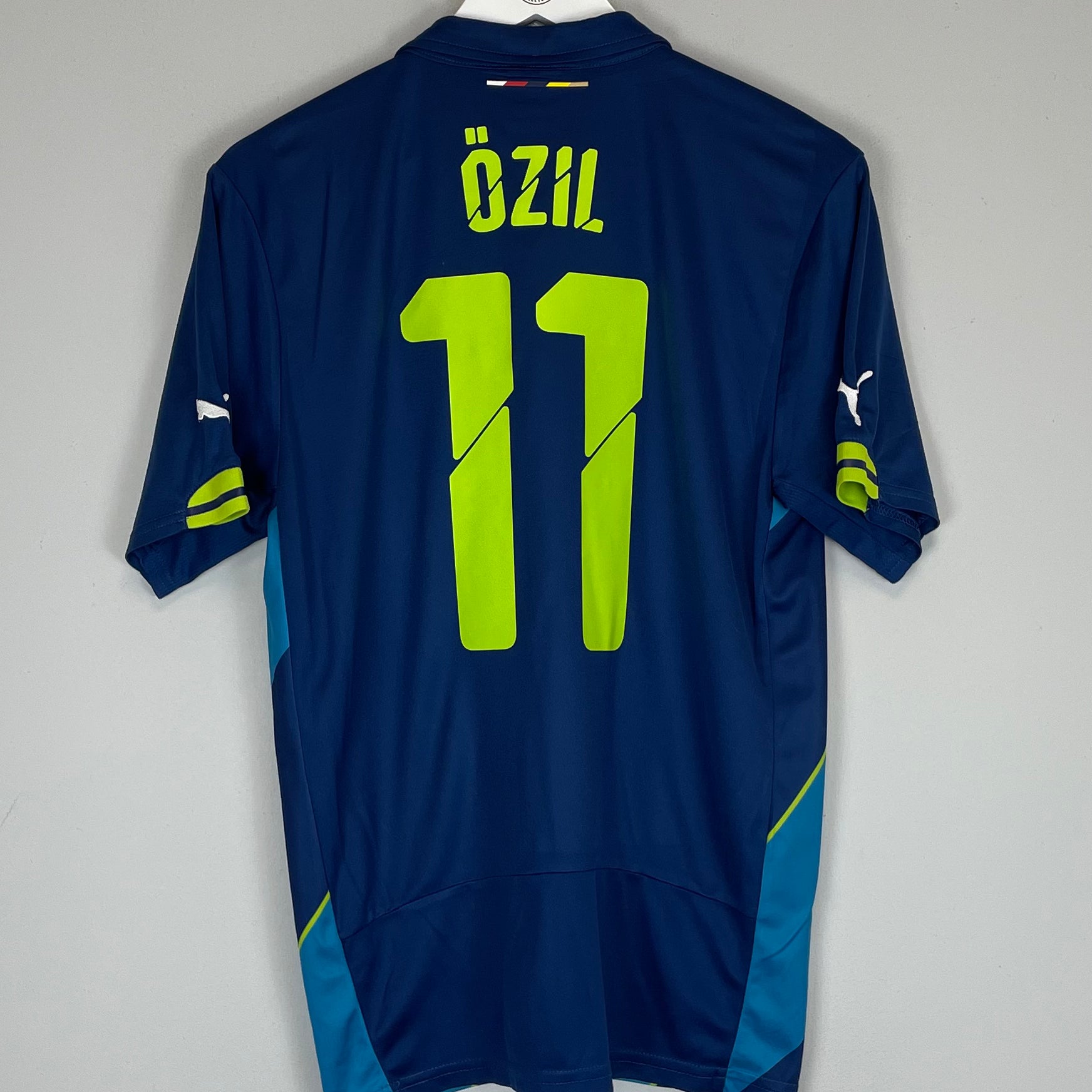 Shop 2014/15 ARSENAL OZIL #11 THIRD SHIRT (M) PUMA, classic football shirts, vintage football shirts & retro soccer jerseys at Cult Kits