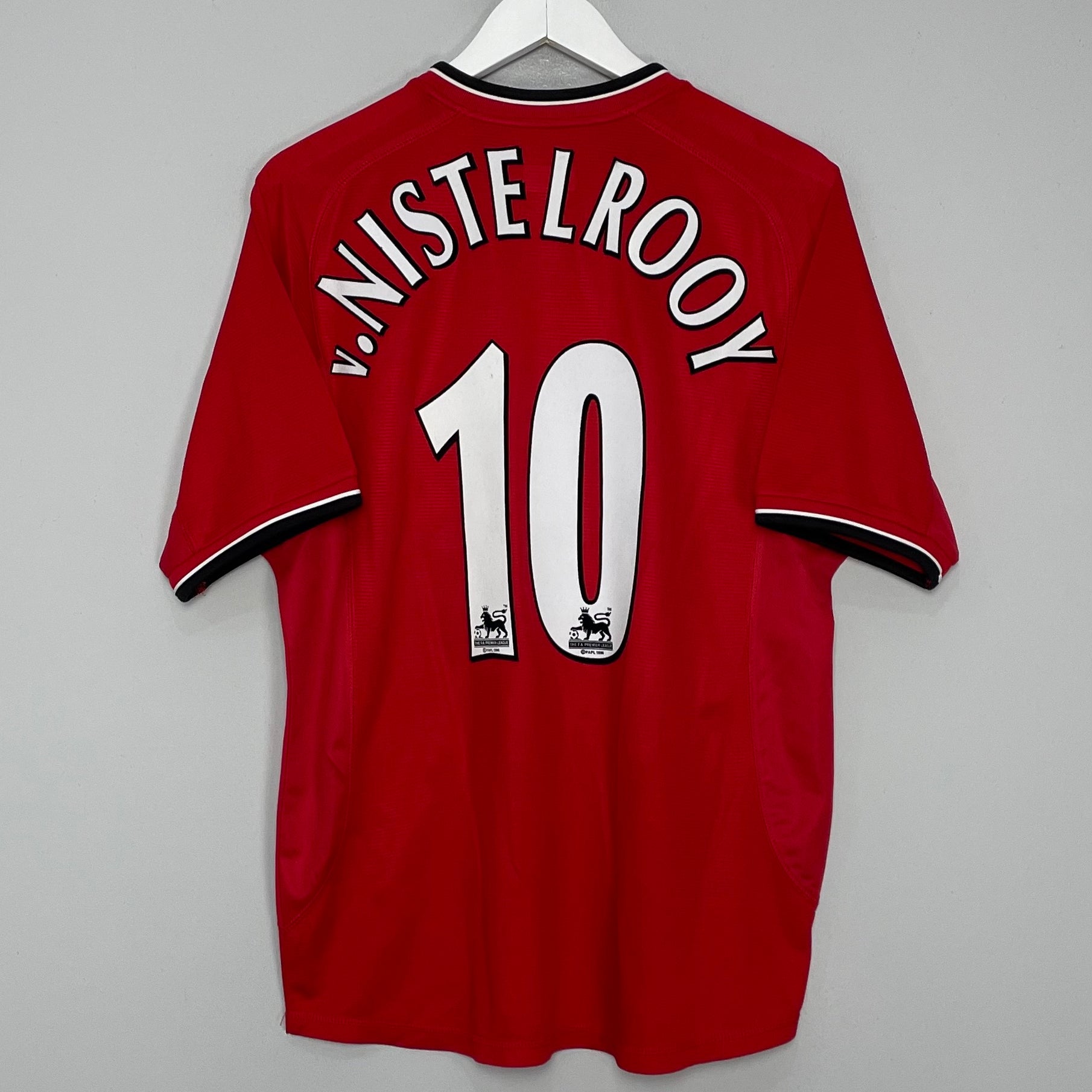Shop 2000/02 MANCHESTER UNITED V.NISTELROOY #10 HOME SHIRT (M) UMBRO, classic football shirts, vintage football shirts & retro soccer jerseys at Cult Kits