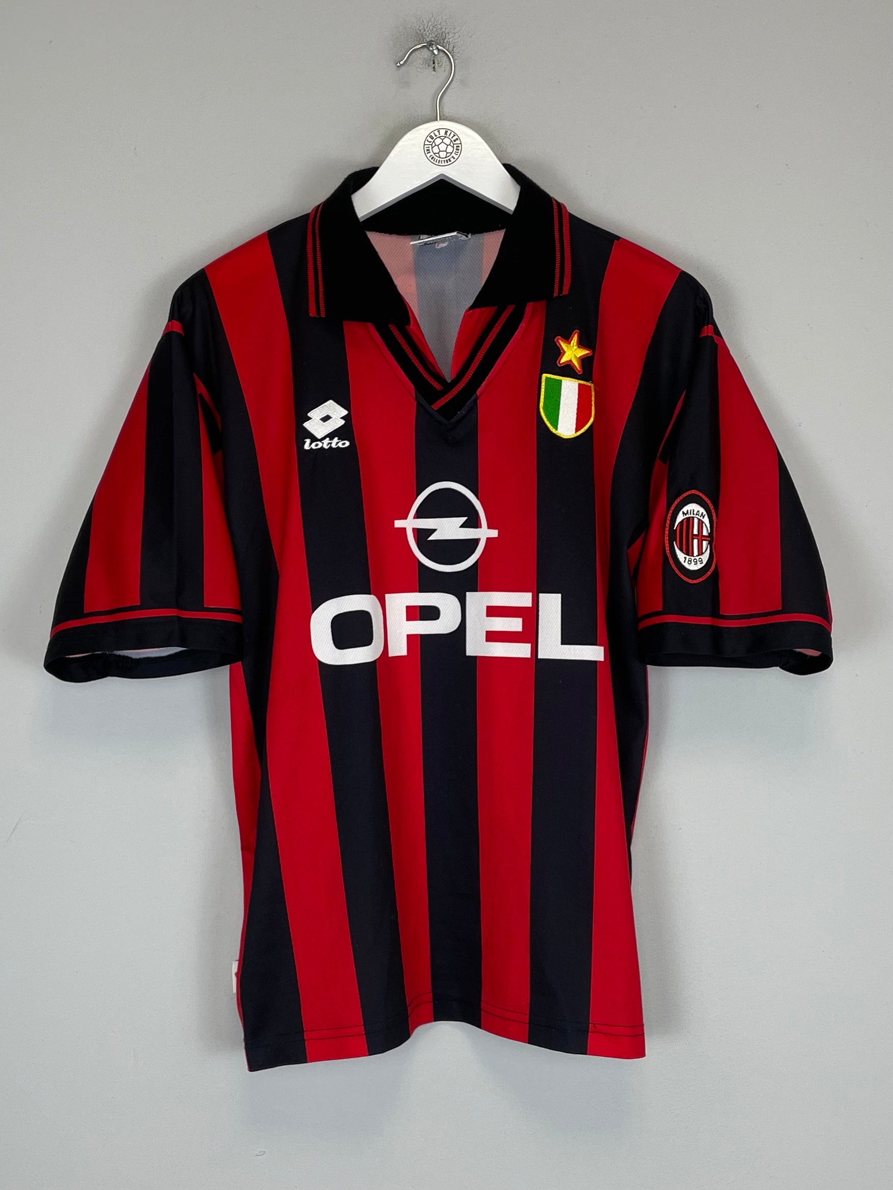 Shop 1996/97 AC MILAN R.BAGGIO #18 HOME SHIRT (M) LOTTO, classic football shirts, vintage football shirts & retro soccer jerseys at Cult Kits