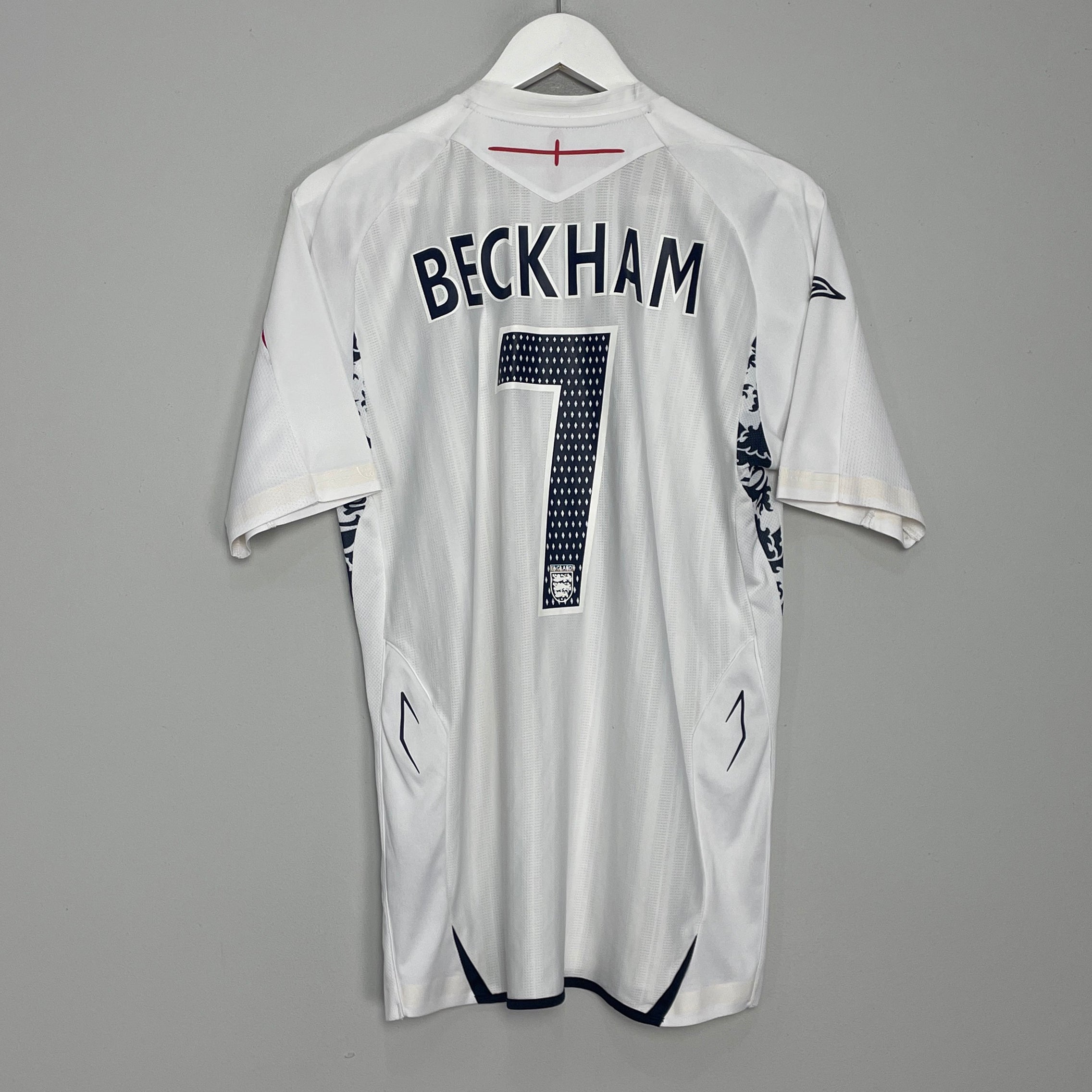 Shop 2007/09 ENGLAND BECKHAM #7 HOME SHIRT (M) UMBRO, classic football shirts, vintage football shirts & retro soccer jerseys at Cult Kits