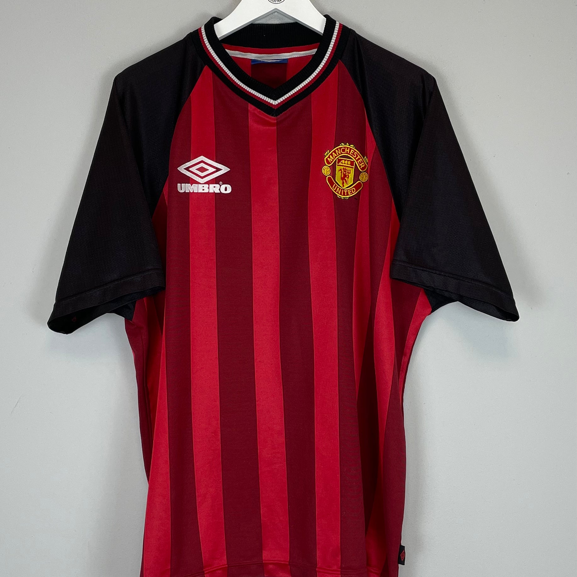 Shop 1998/99 MANCHESTER UNITED TRAINING SHIRT (XL) UMBRO, classic football shirts, vintage football shirts & retro soccer jerseys at Cult Kits