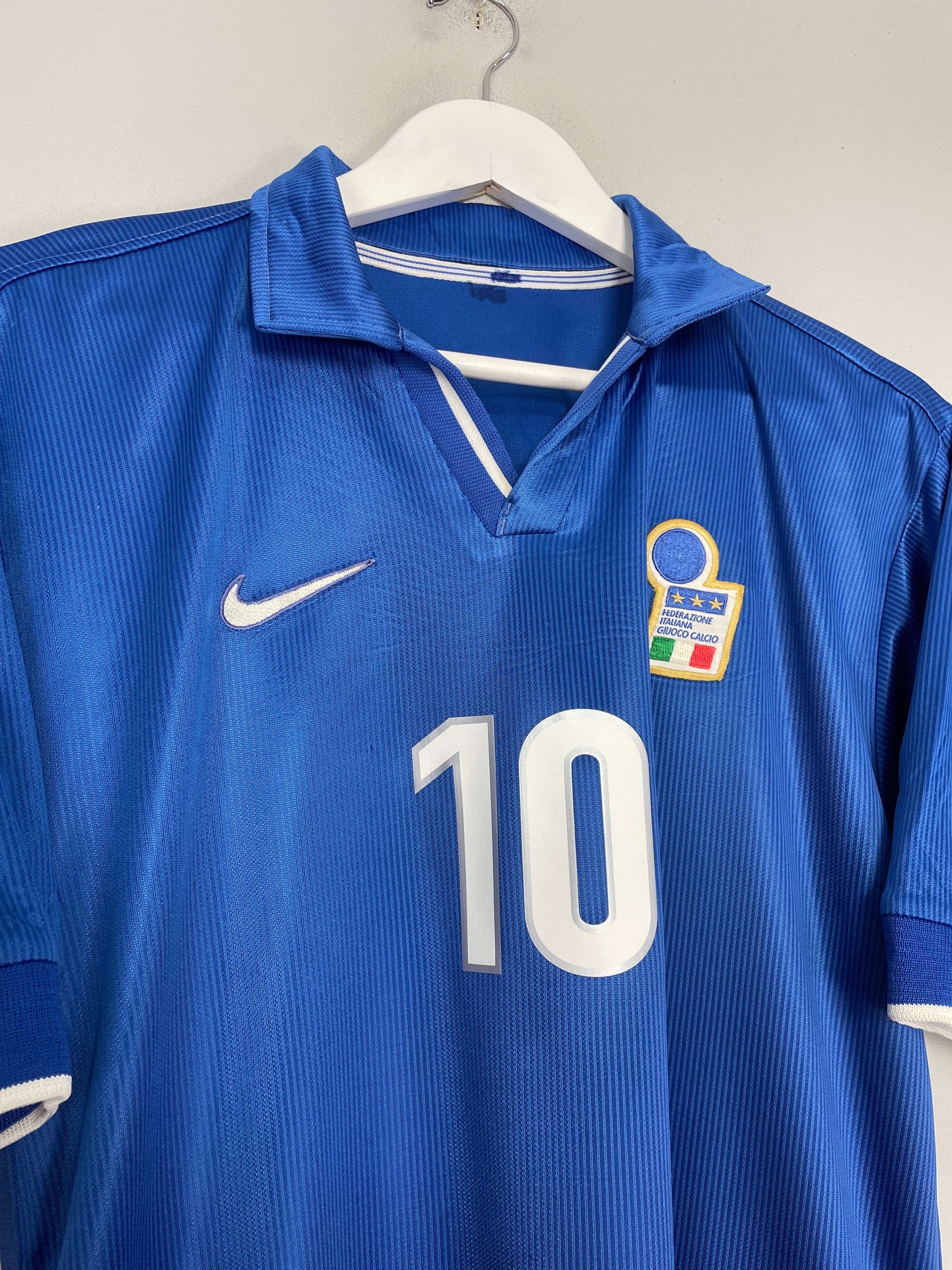Shop 1997/98 ITALY DEL PIERO #10 HOME SHIRT (M) NIKE, classic football shirts, vintage football shirts & retro soccer jerseys at Cult Kits