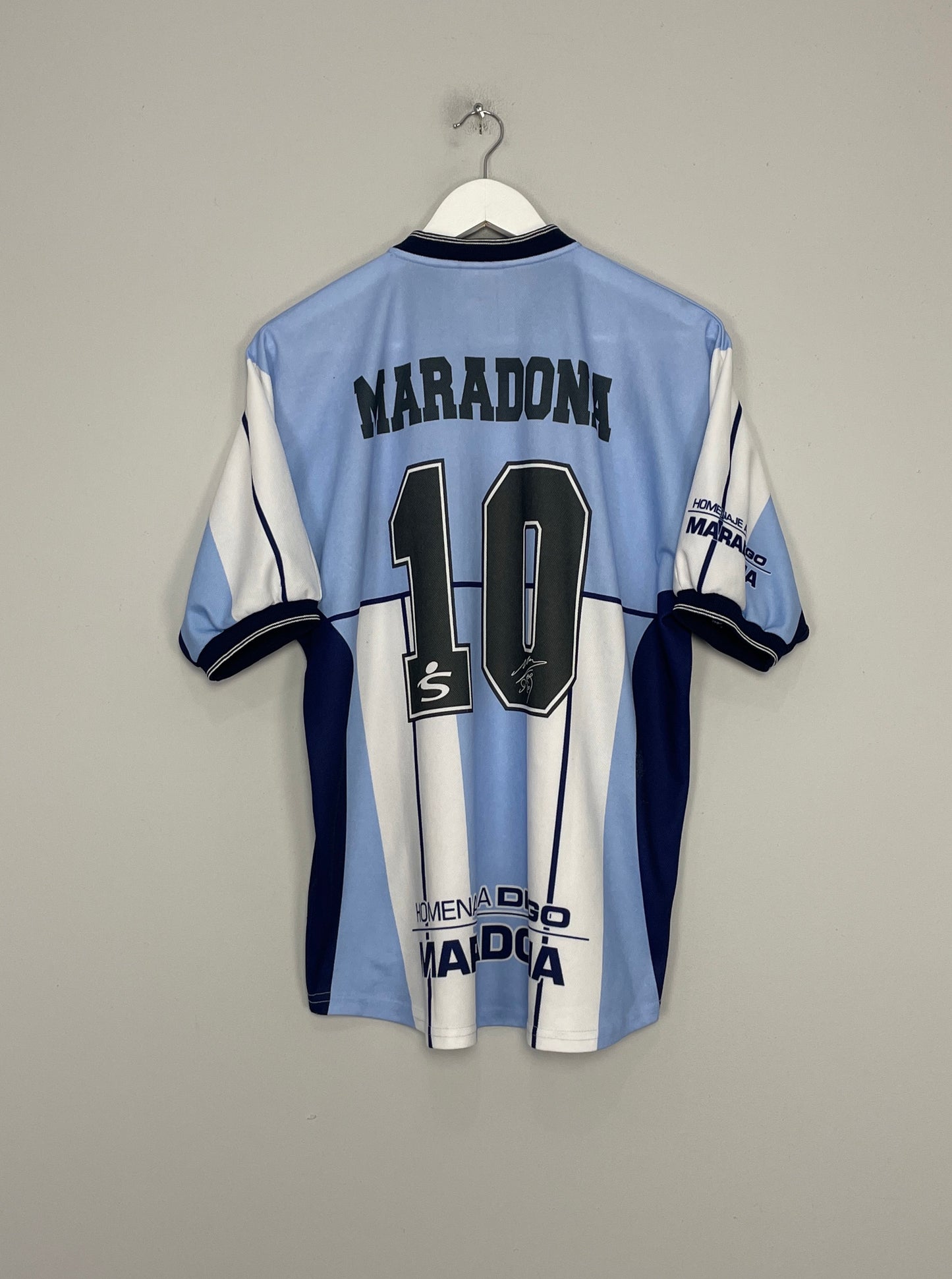 Image of the Argentina Maradona shirt from the 2001 season