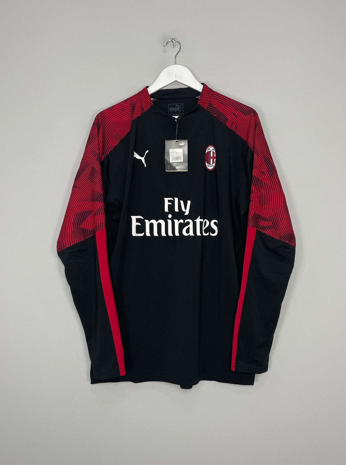 Image of the AC Milan track jacket from the 2019/20 season