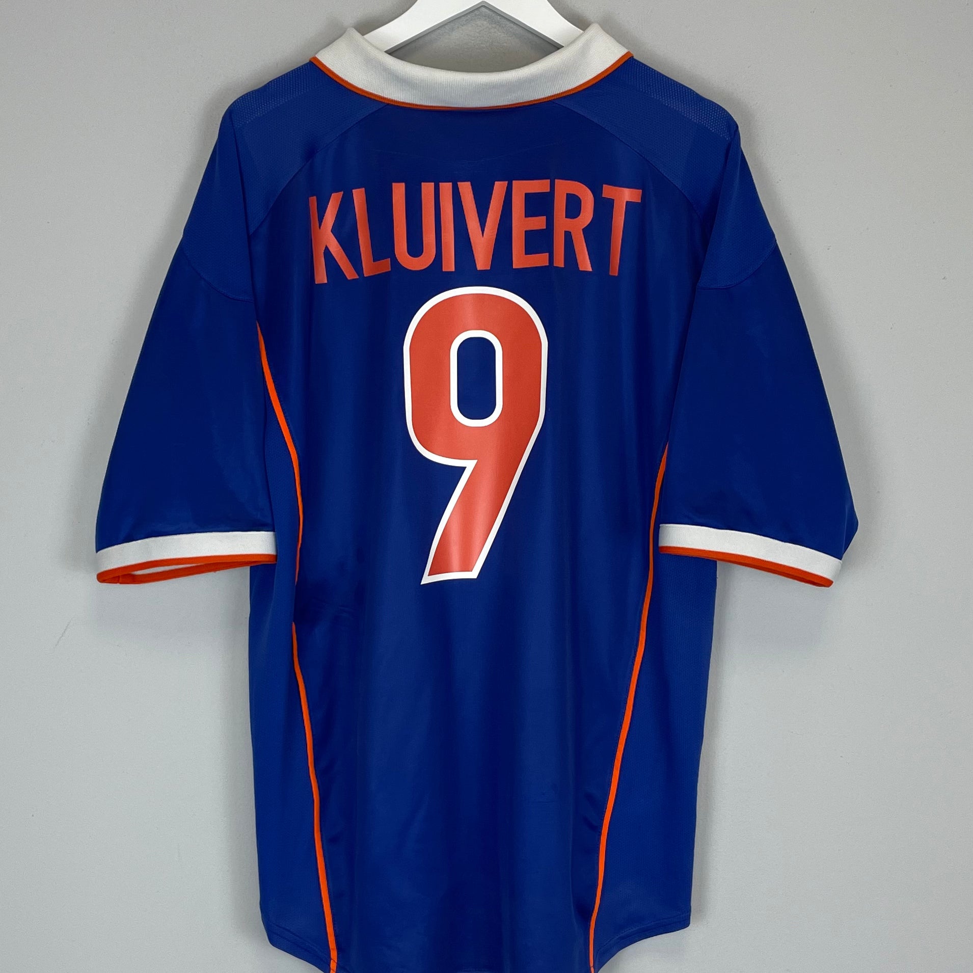 Shop 1998/00 NETHERLANDS KLUIVERT #9 AWAY SHIRT (XL) NIKE, classic football shirts, vintage football shirts & retro soccer jerseys at Cult Kits
