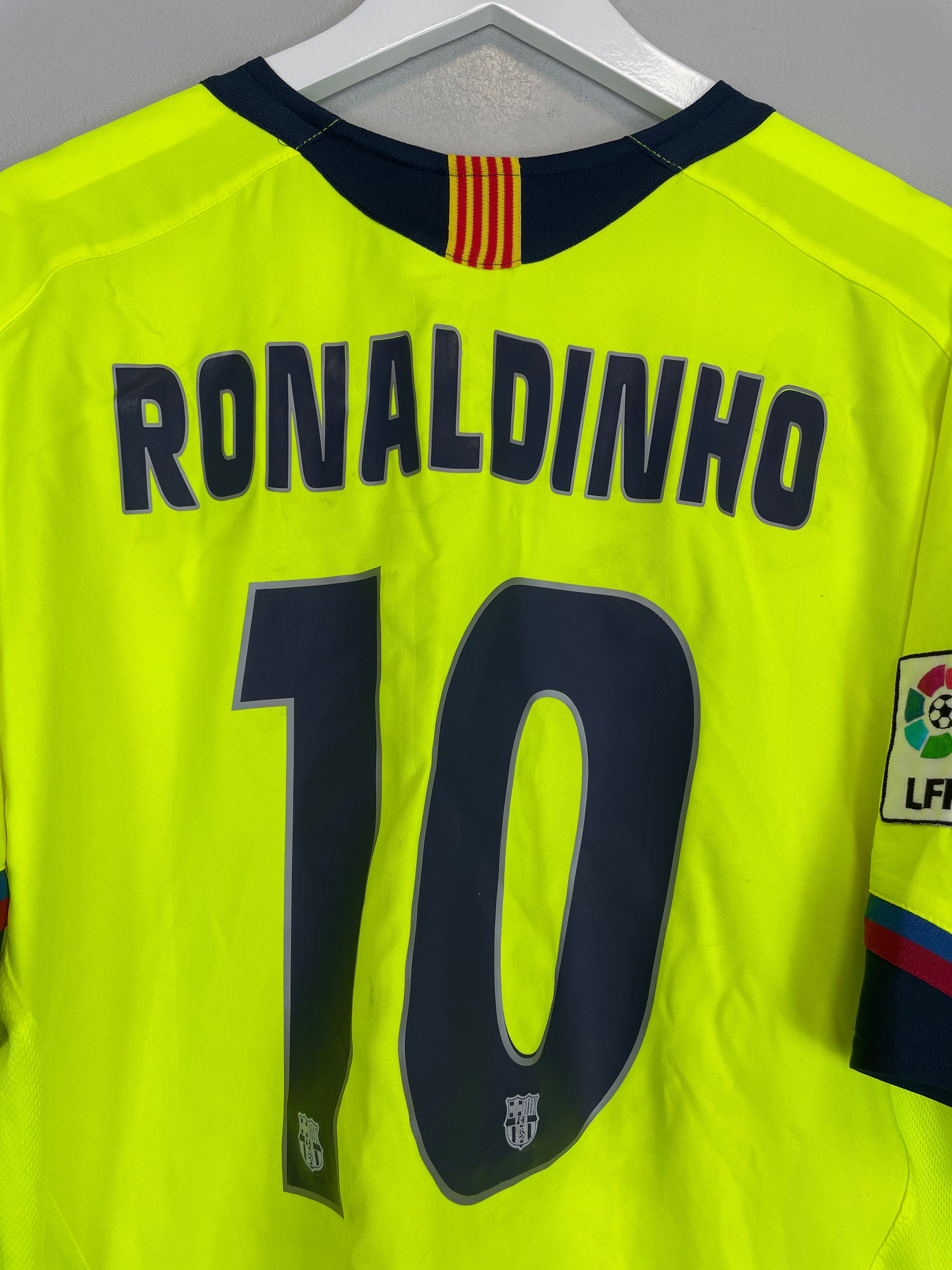 Shop 2005/06 BARCELONA RONALDINHO #10 AWAY SHIRT (XL) NIKE, classic football shirts, vintage football shirts & retro soccer jerseys at Cult Kits
