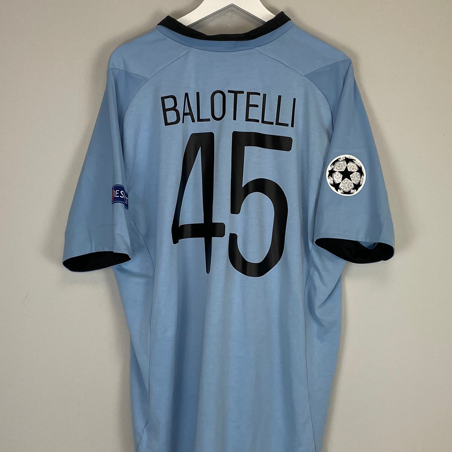 Shop 2012/13 MANCHESTER CITY BALOTELLI #45 C/L HOME SHIRT (XXL) UMBRO, classic football shirts, vintage football shirts & retro soccer jerseys at Cult Kits