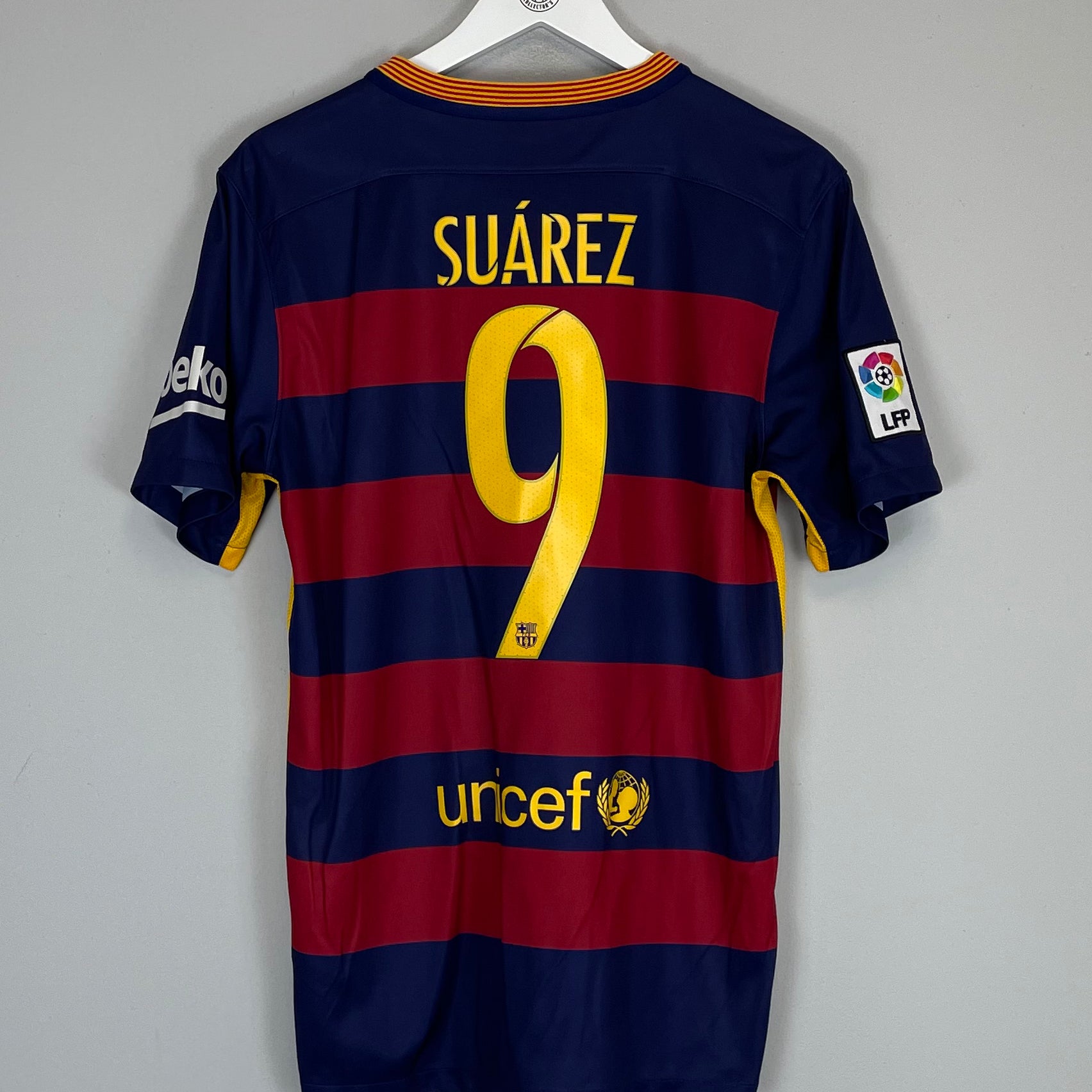 Shop 2015/16 BARCELONA SUAREZ #9 HOME SHIRT (M) NIKE, classic football shirts, vintage football shirts & retro soccer jerseys at Cult Kits