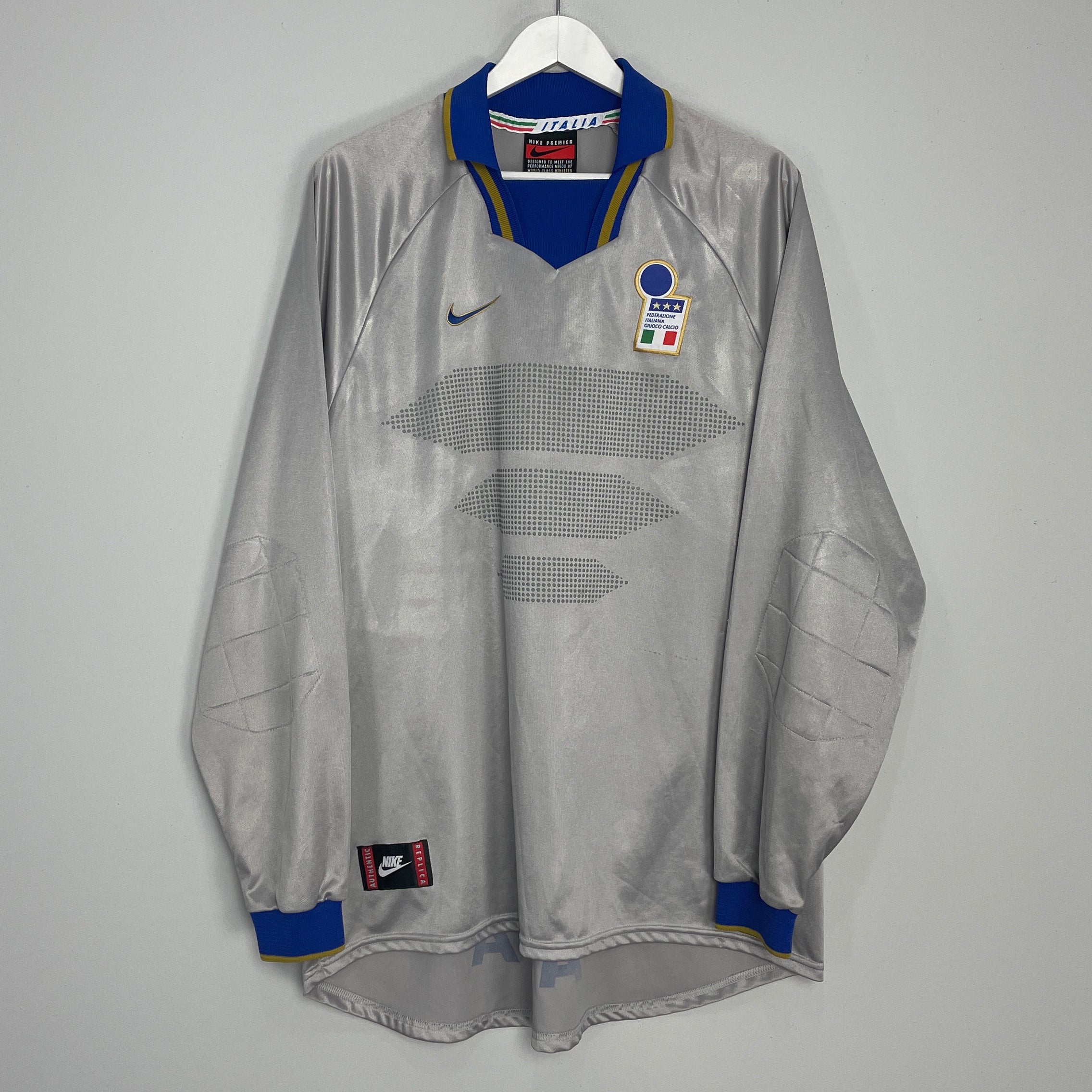 Shop 1996/97 ITALY GK SHIRT (XXL) NIKE, classic football shirts, vintage football shirts & retro soccer jerseys at Cult Kits