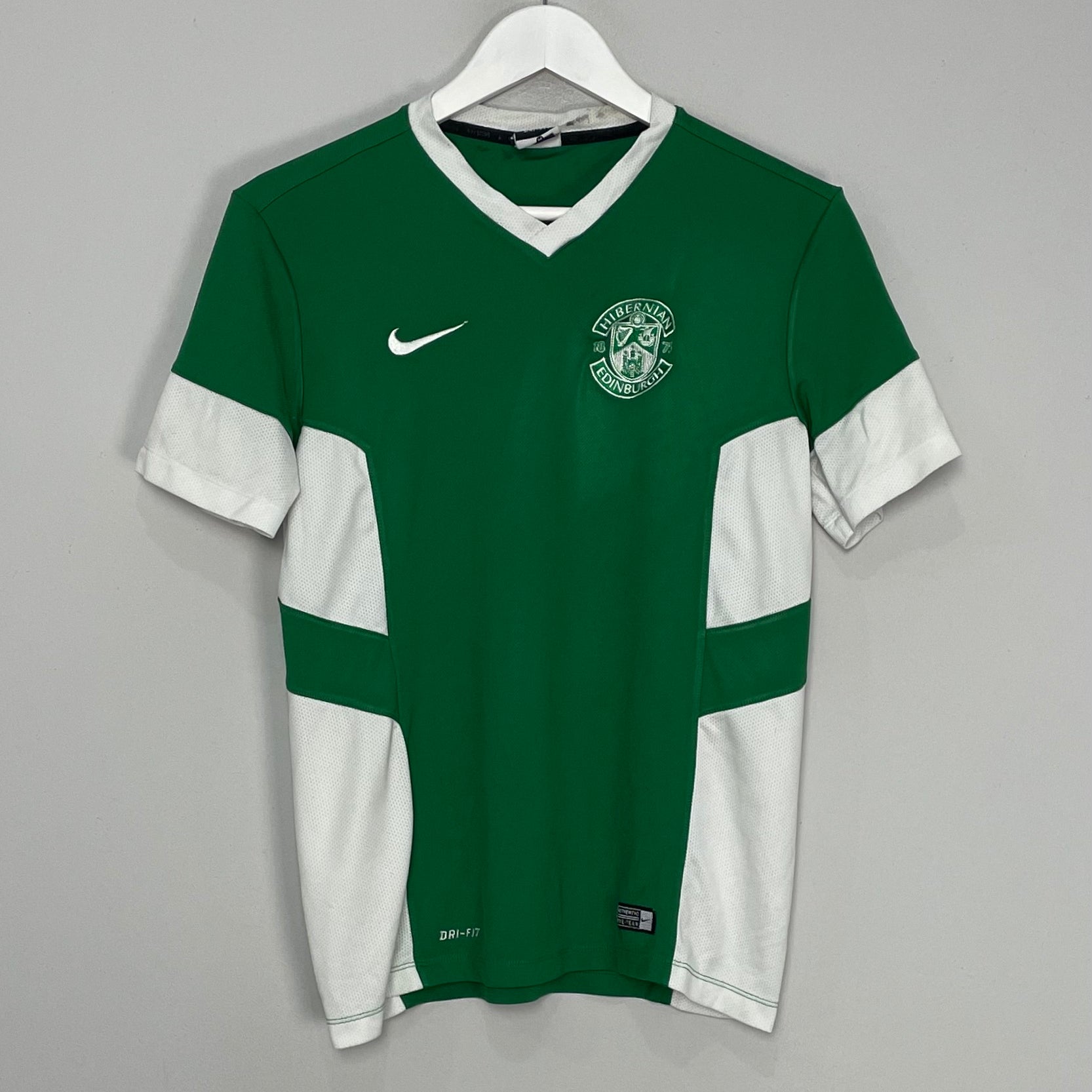 Shop 2016/17 HIBERNIAN TRAINING SHIRT (M) NIKE, classic football shirts, vintage football shirts & retro soccer jerseys at Cult Kits