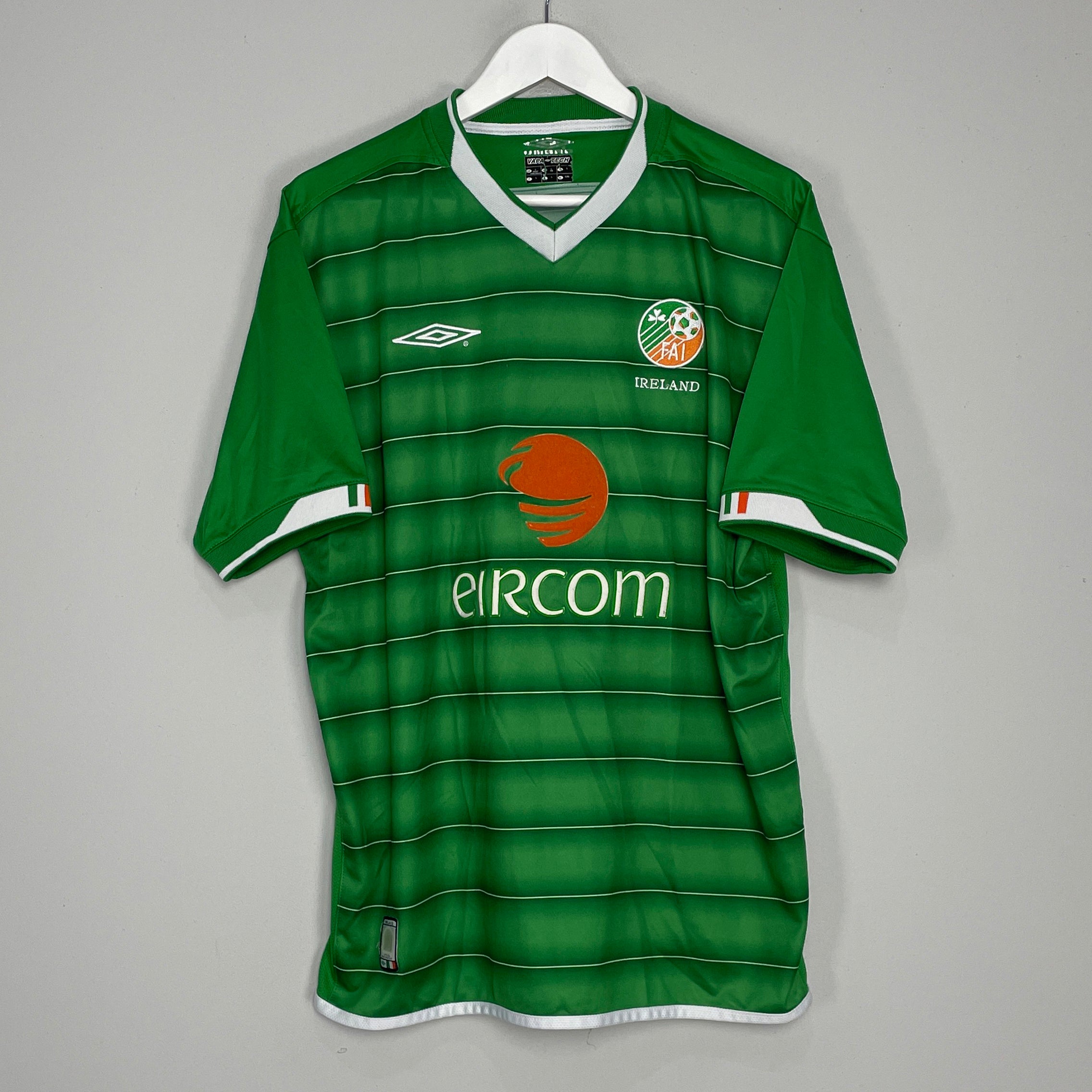 Shop 2003/04 IRELAND HOME SHIRT (L) UMBRO, classic football shirts, vintage football shirts & retro soccer jerseys at Cult Kits