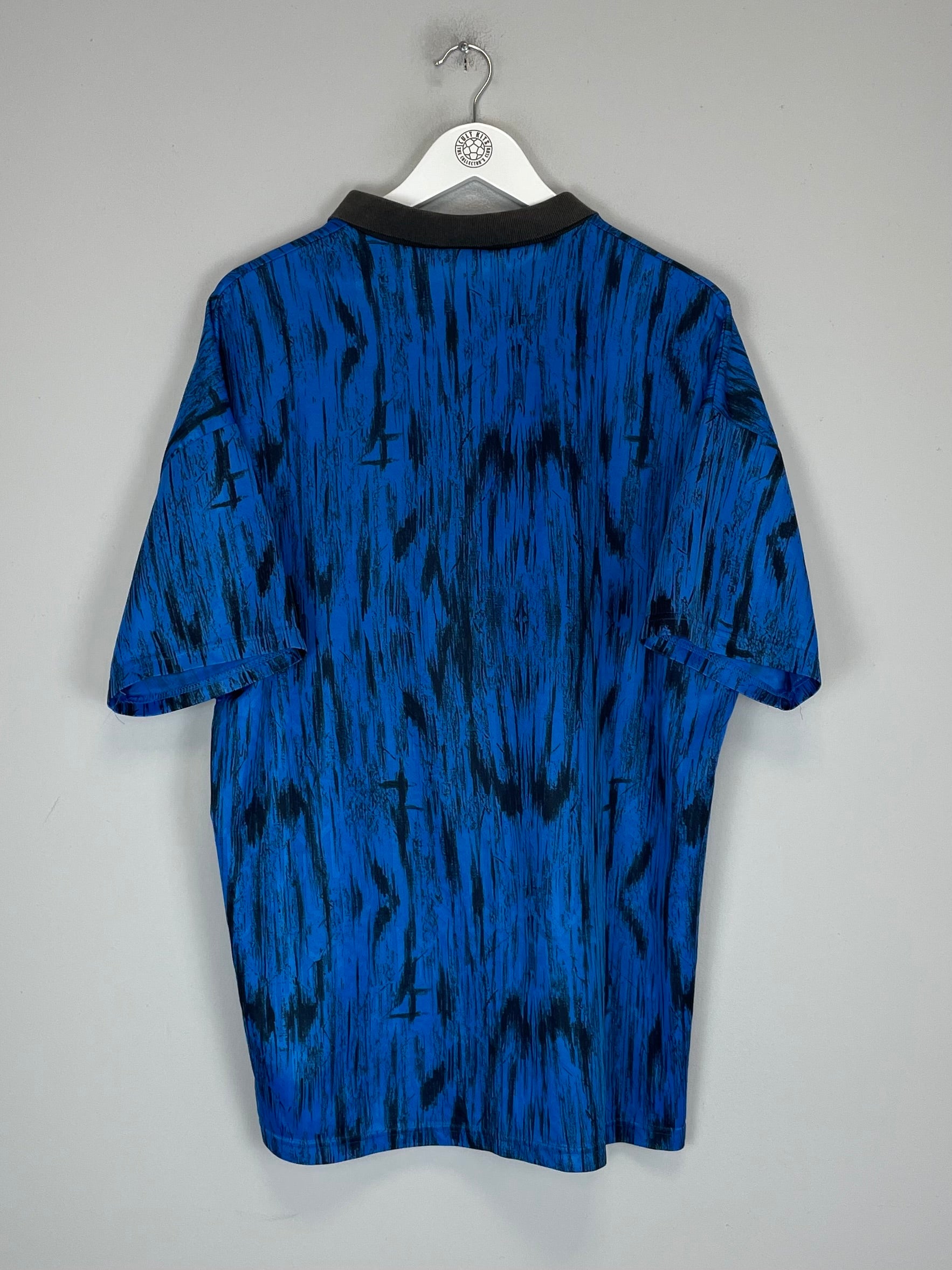 Back view of 1992/93 Manchester United away shirt in blue, size XL by Umbro, featuring vibrant material and unique design.