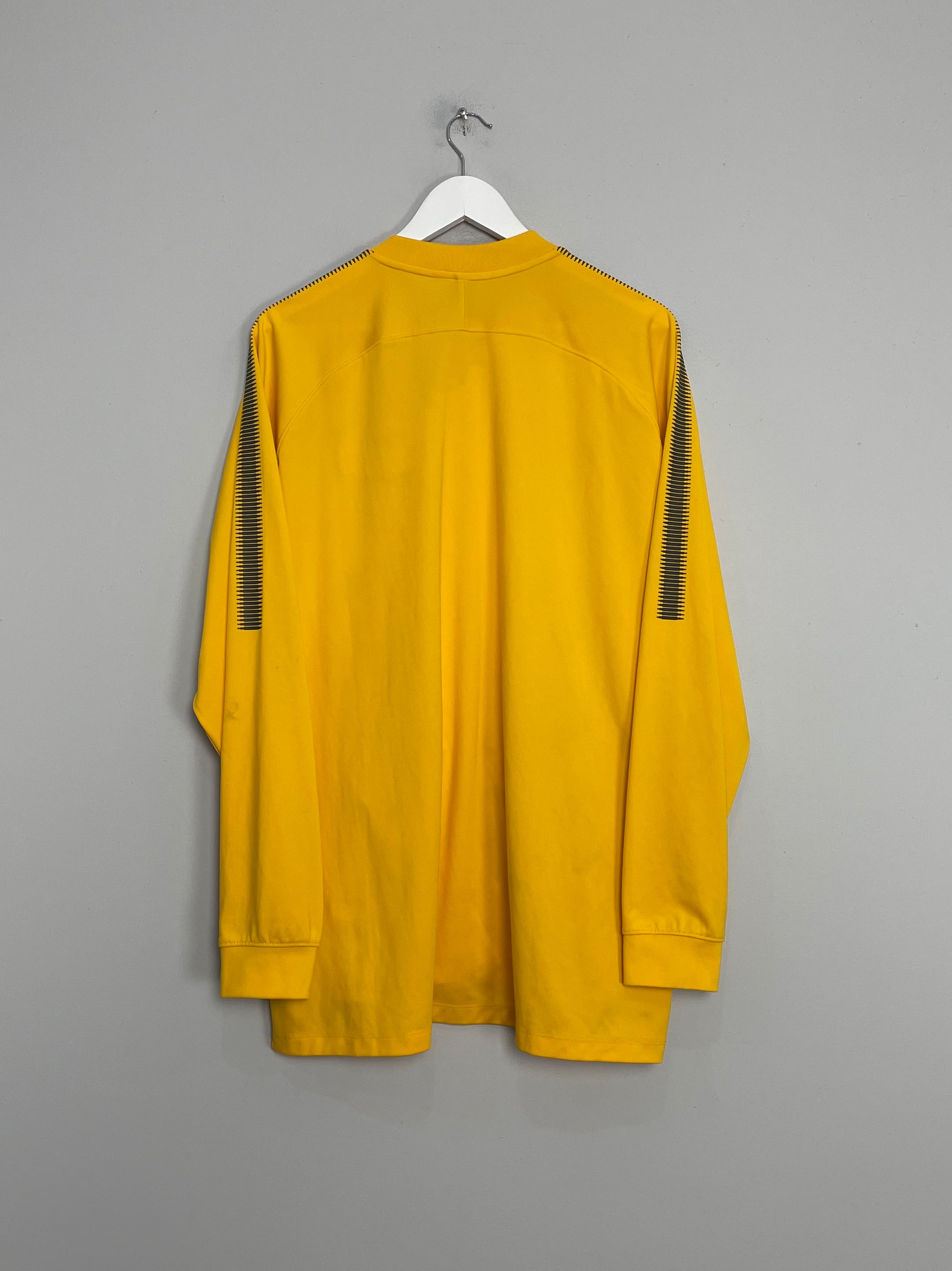 Shop 2017/18 KAIZER CHIEFS TRACK JACKET (XXL) NIKE, classic football shirts, vintage football shirts & retro soccer jerseys at Cult Kits