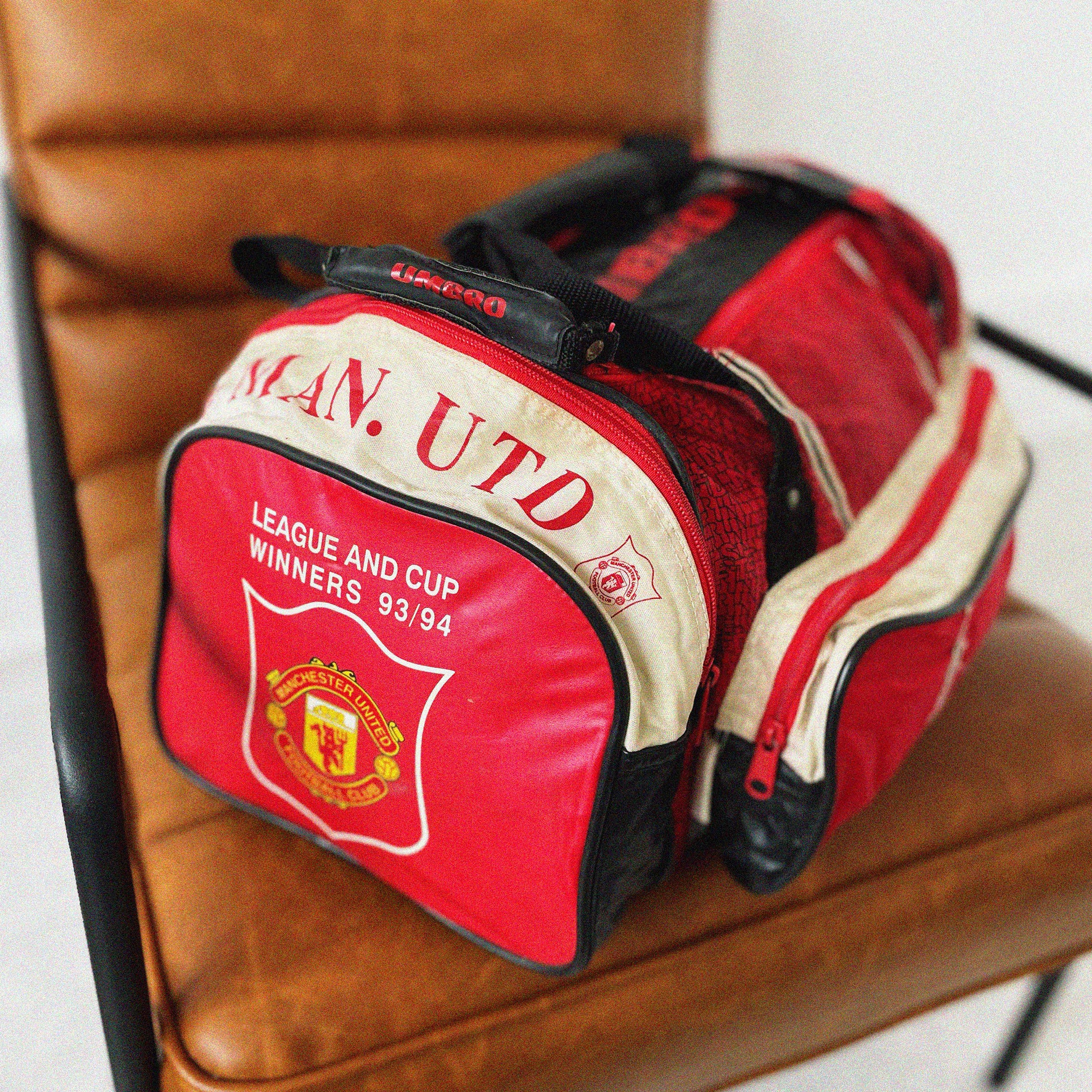Shop 1993/94 MANCHESTER UNITED DUFFLE BAG UMBRO, classic football shirts, vintage football shirts & retro soccer jerseys at Cult Kits