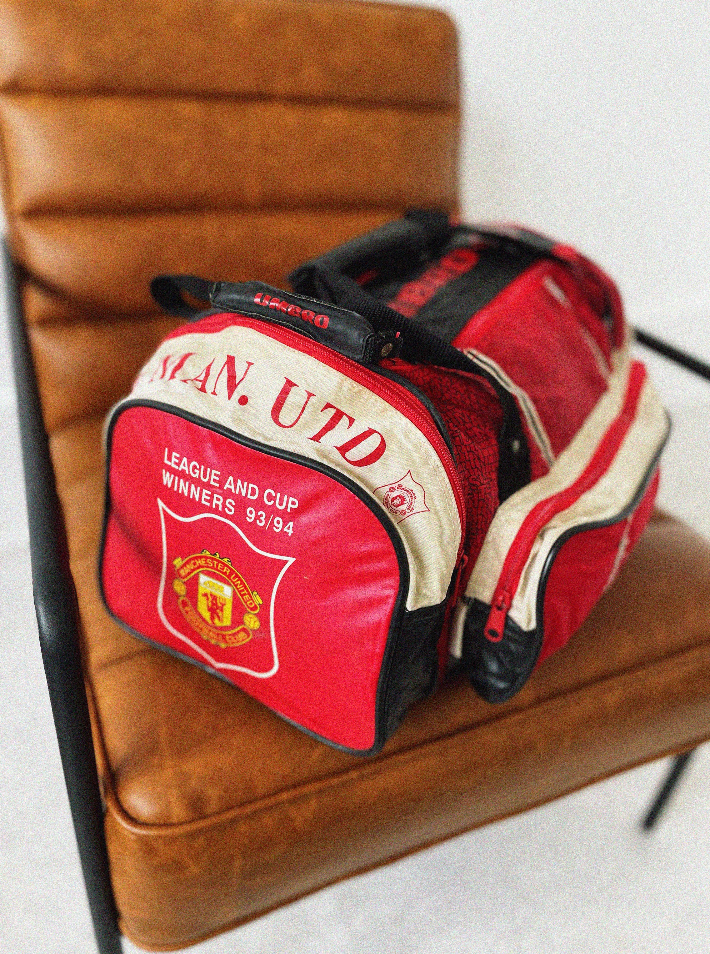 Shop 1993/94 MANCHESTER UNITED DUFFLE BAG UMBRO, classic football shirts, vintage football shirts & retro soccer jerseys at Cult Kits