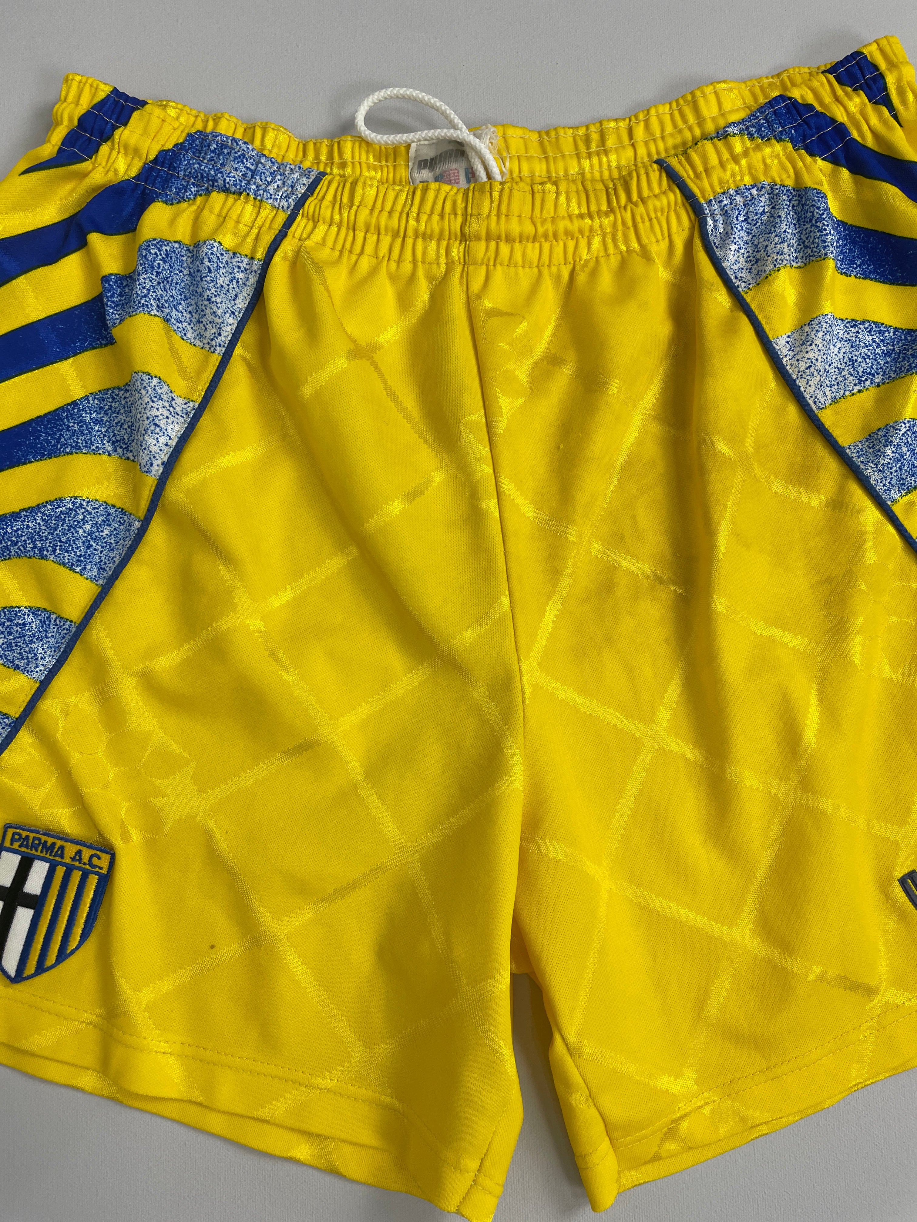 Shop 1995/97 PARMA THIRD SHORTS (L) PUMA, classic football shirts, vintage football shirts & retro soccer jerseys at Cult Kits