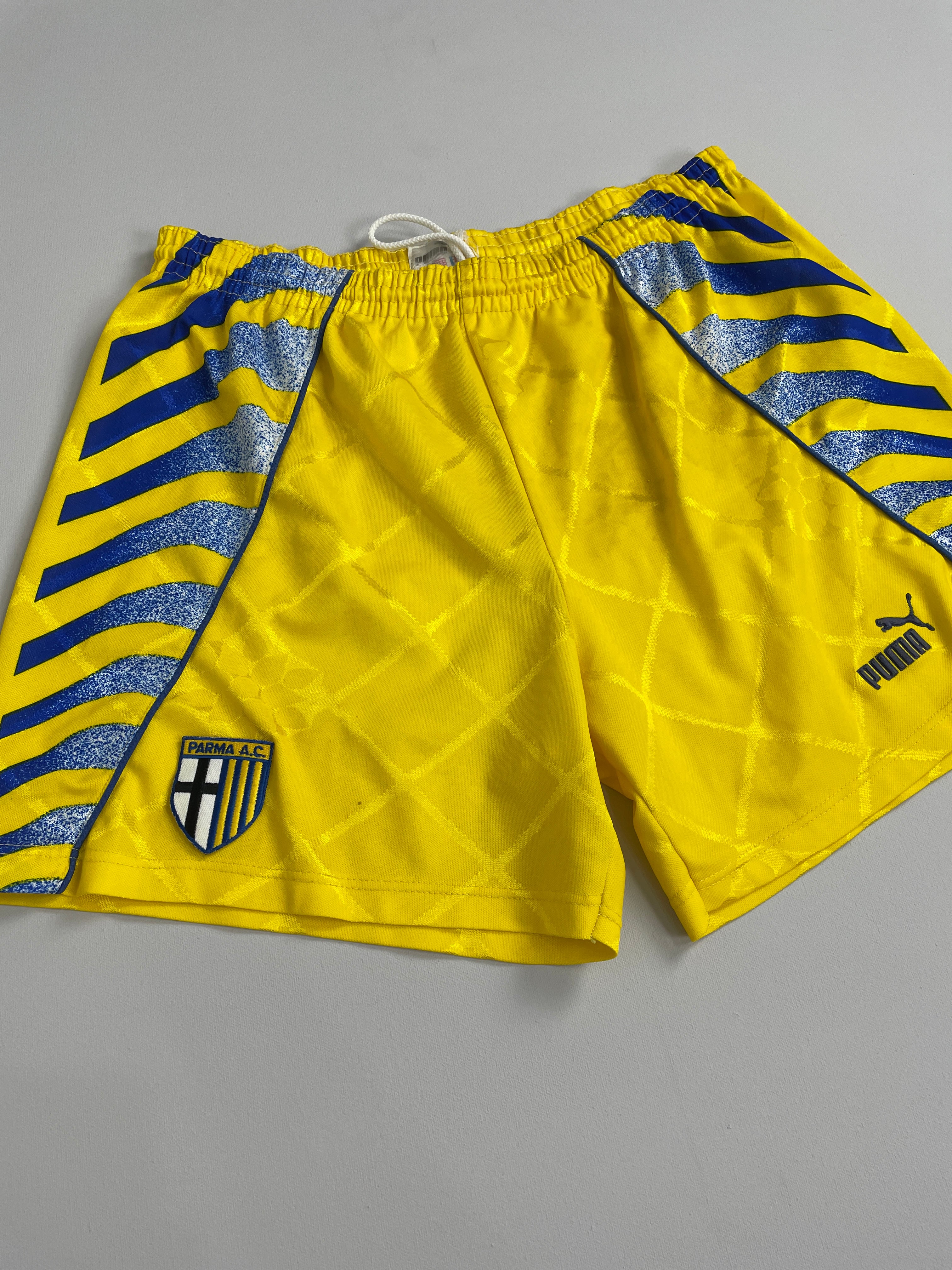 Shop 1995/97 PARMA THIRD SHORTS (L) PUMA, classic football shirts, vintage football shirts & retro soccer jerseys at Cult Kits