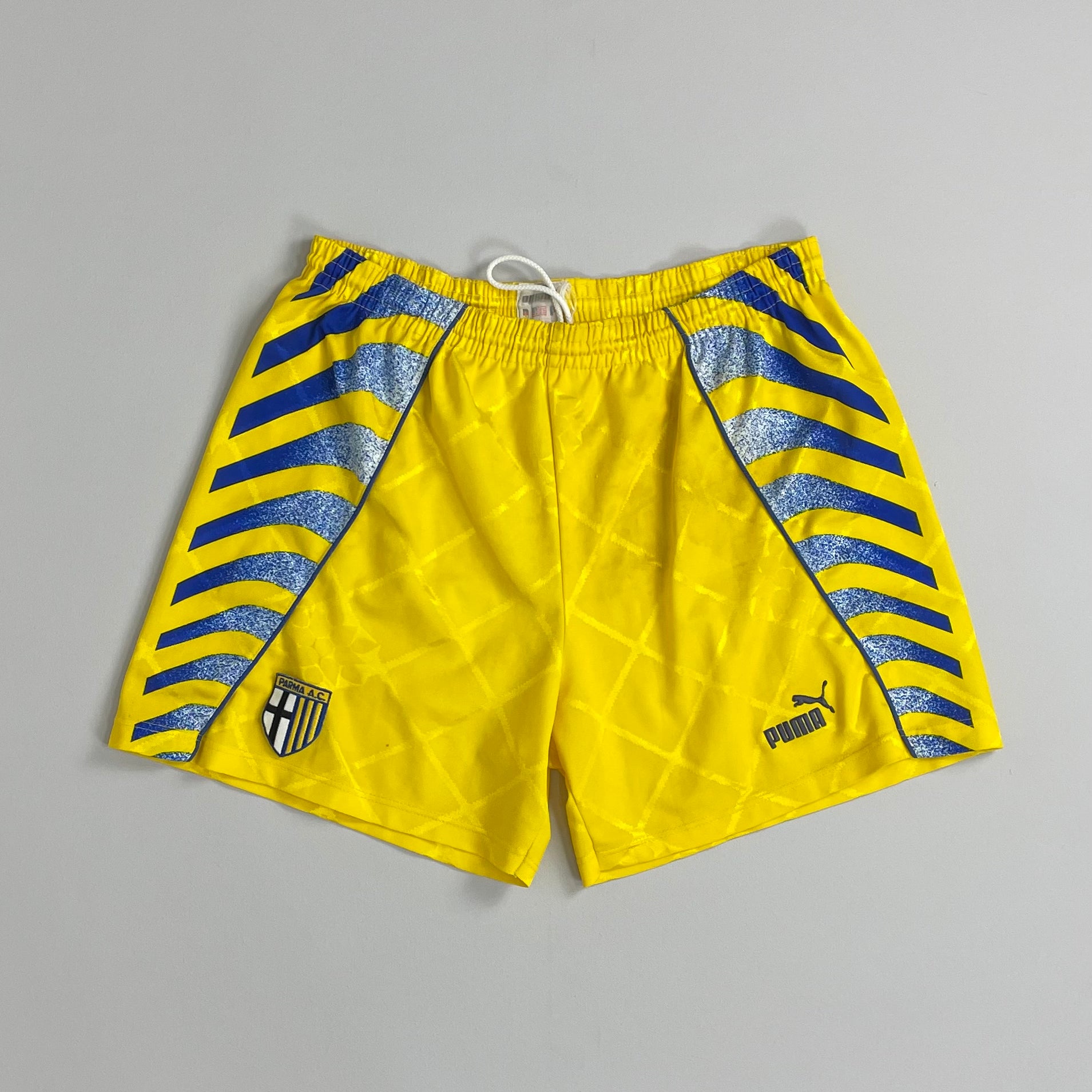 Shop 1995/97 PARMA THIRD SHORTS (L) PUMA, classic football shirts, vintage football shirts & retro soccer jerseys at Cult Kits